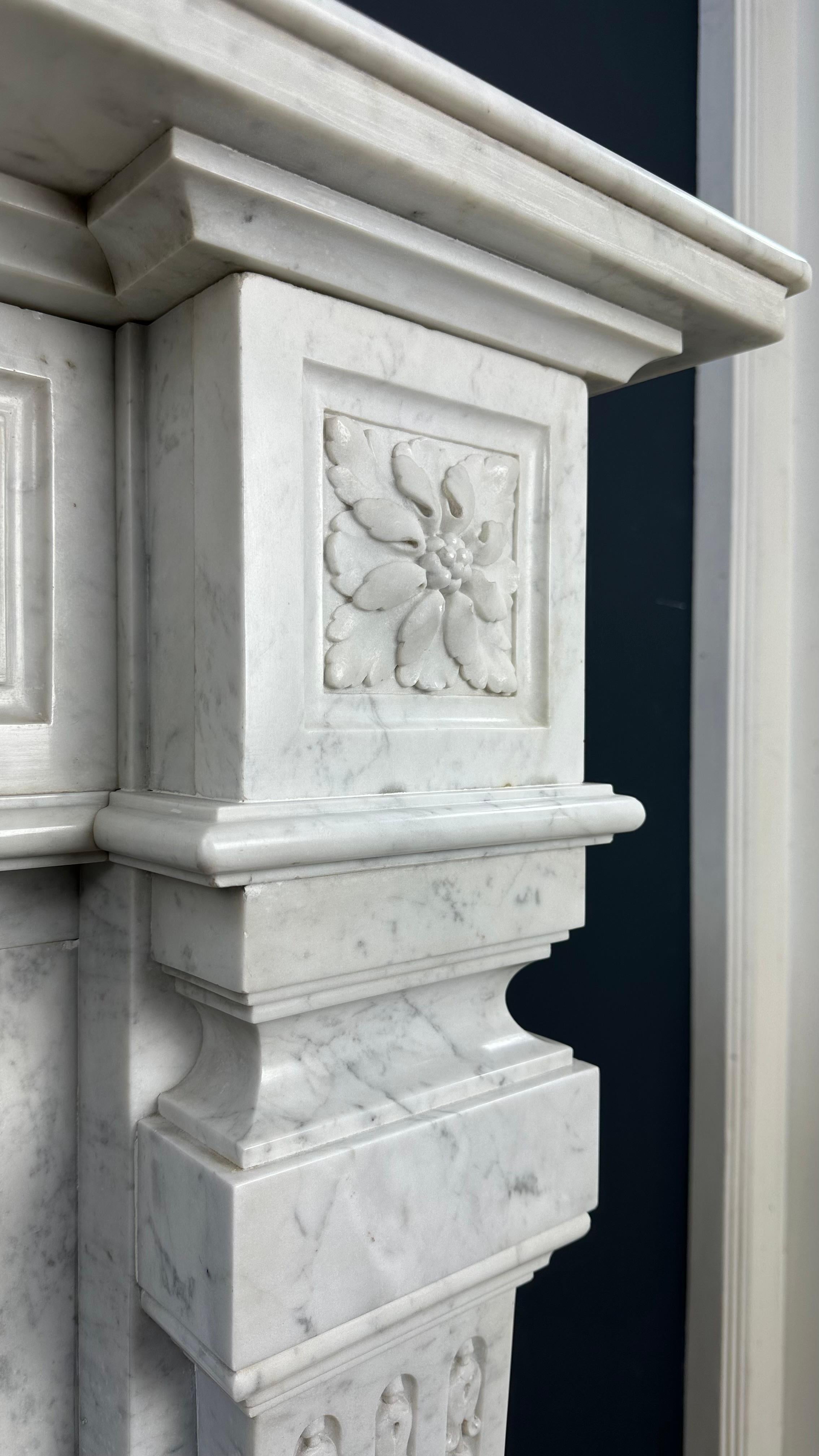 Marbre Magnifique entourage de cheminée ancienne en marbre de Carrare de style Empire - Livraison gratuite en vente