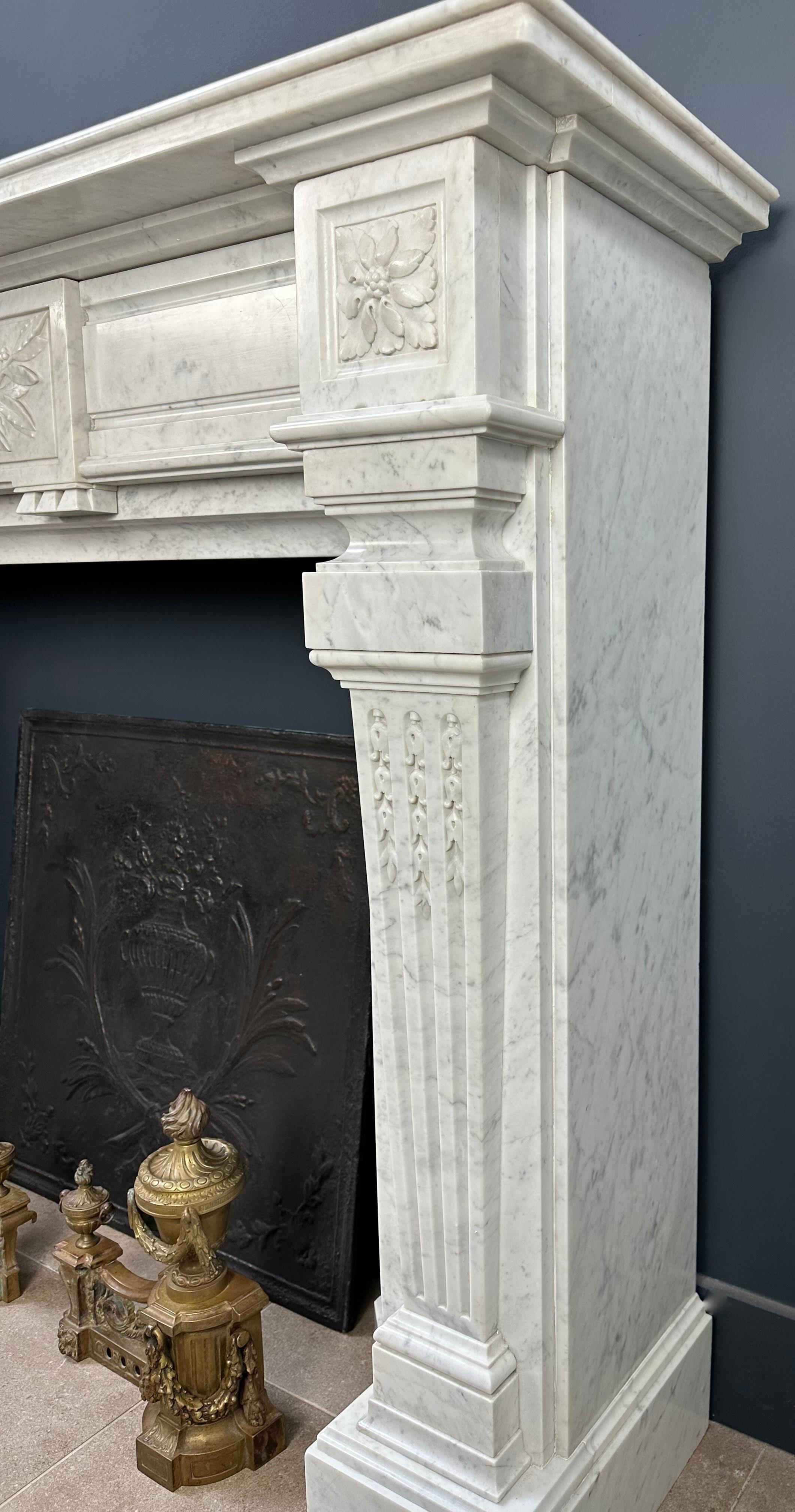 Magnifique entourage de cheminée ancienne en marbre de Carrare de style Empire - Livraison gratuite en vente 1