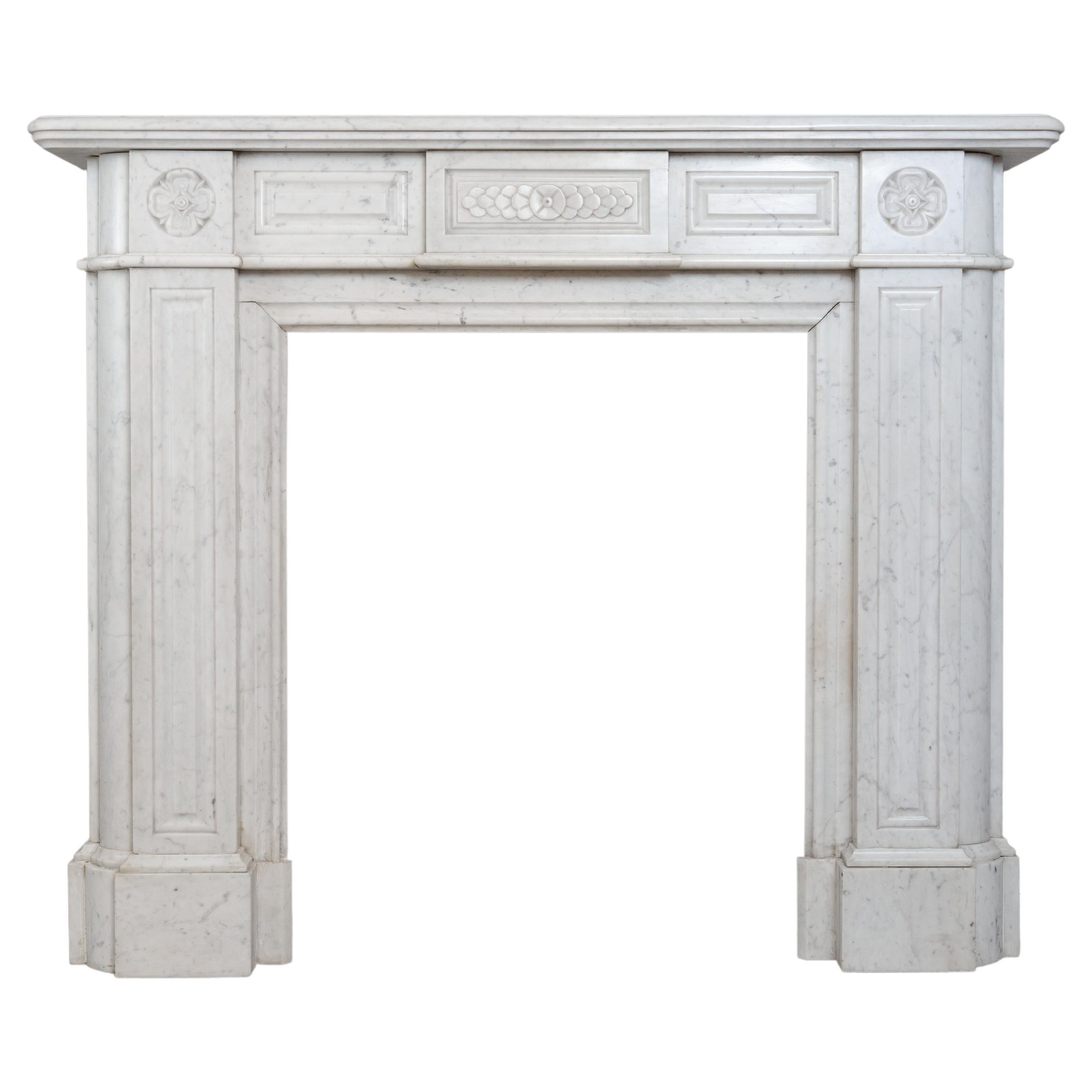 Magnifique encadrement de cheminée néoclassique en marbre de Carrare ancien et marbre français