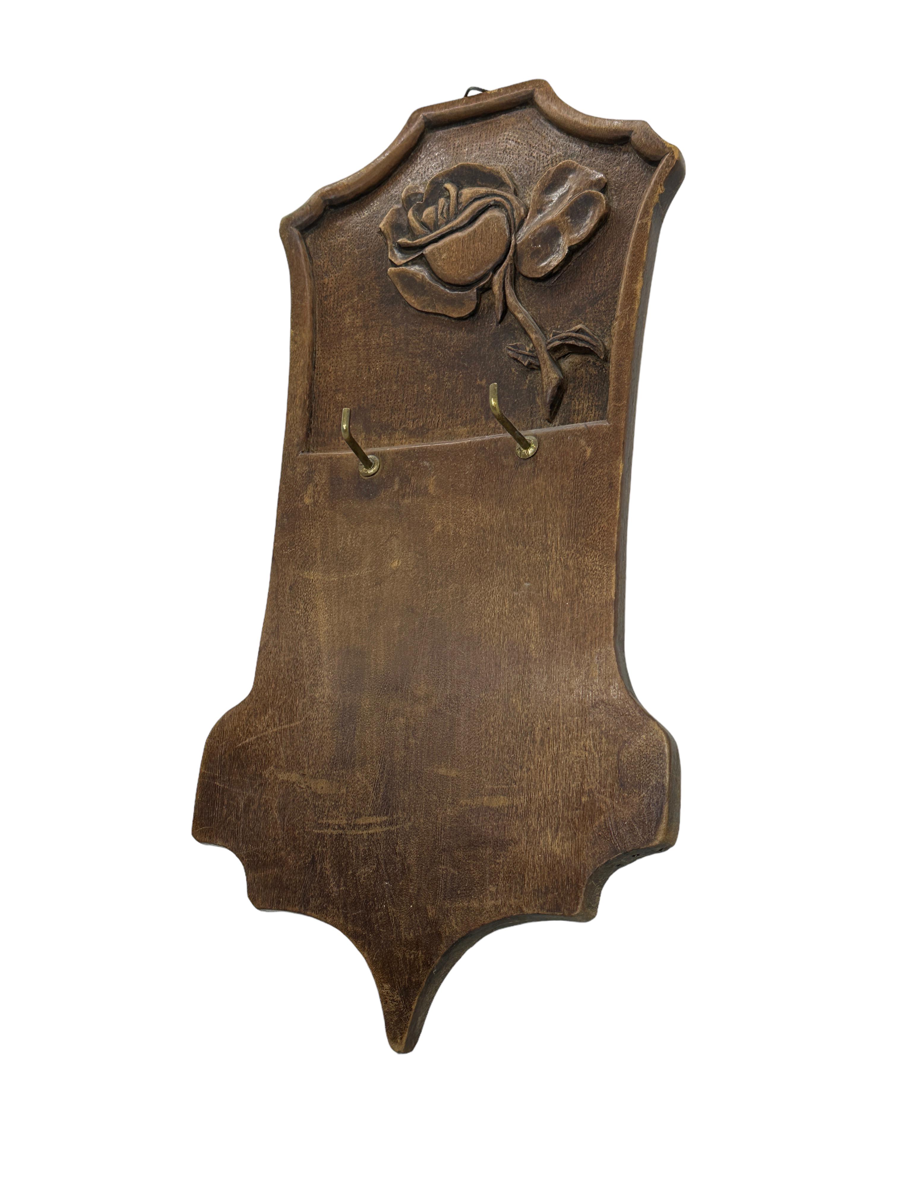 Schöne geschnitzte Schlüsselanhängerplatte aus Rosenholz, Eiche, antike deutsche Volkskunst, 1860er Jahre (Deutsch) im Angebot