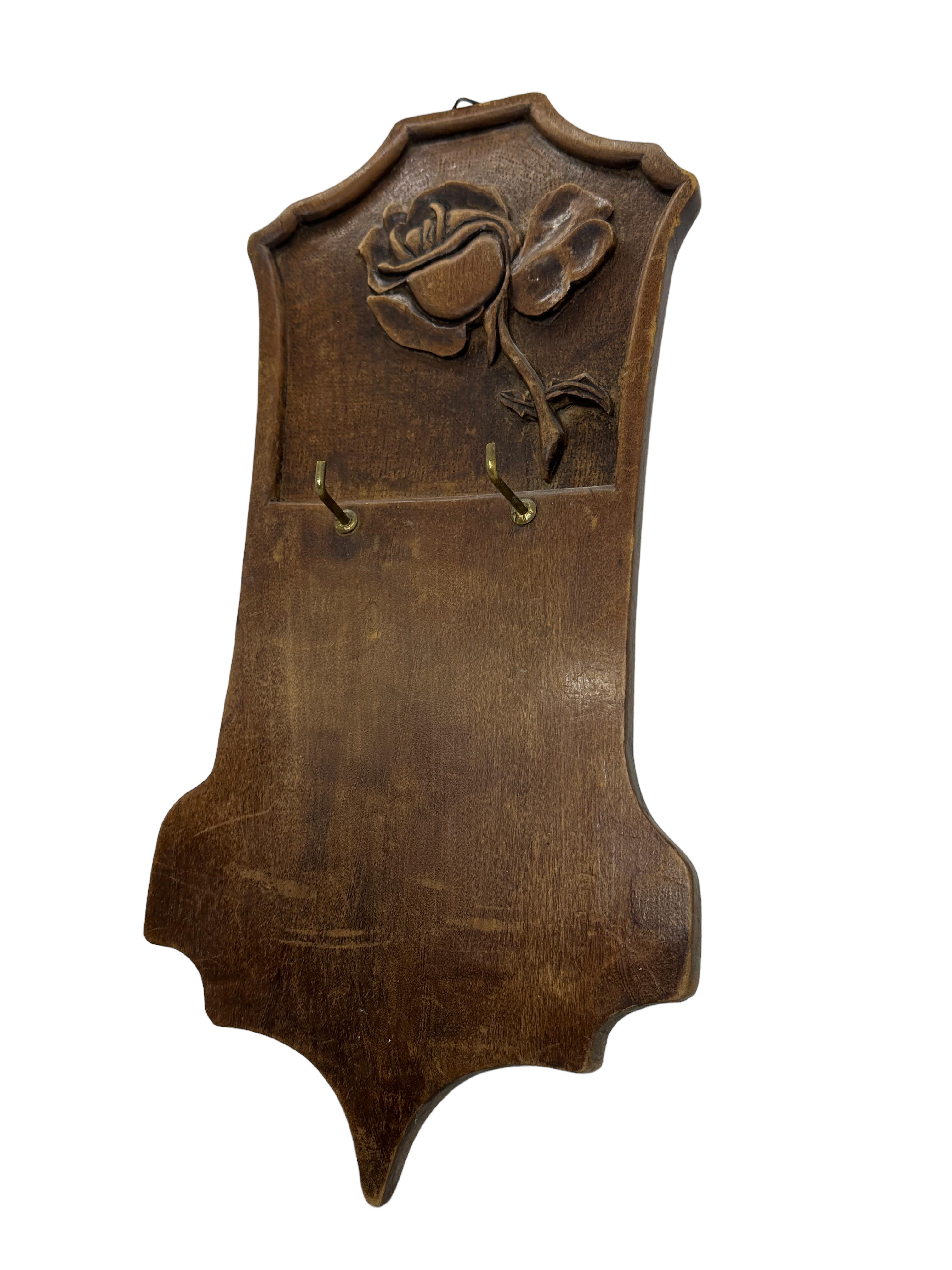 Beautiful Carved Rose, Oak Wood Key Hanger Board Antique German Folk Art, 1860s In Good Condition For Sale In Nuernberg, DE