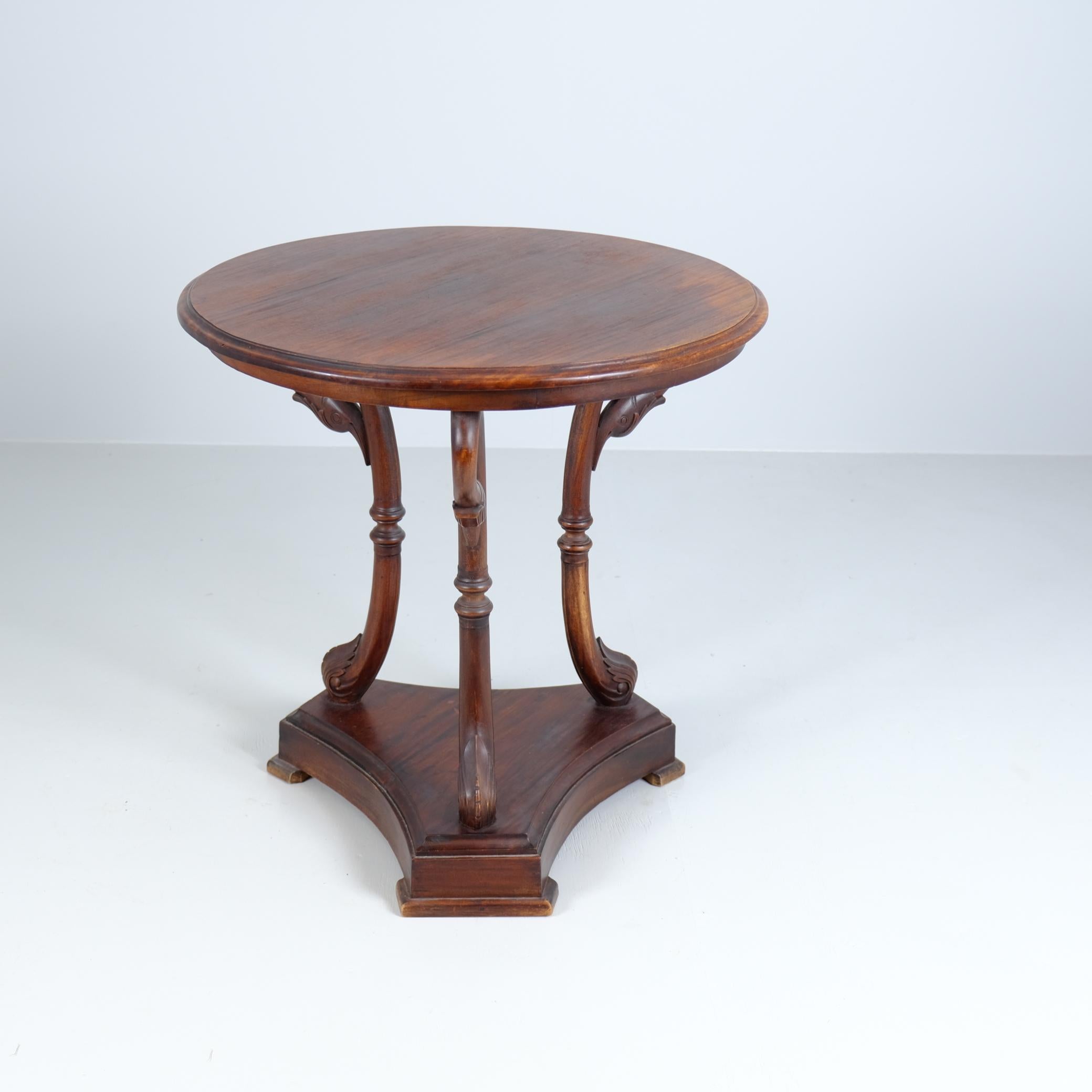 Magnifique table centrale à col de cygne sculptée, milieu du 20e siècle en vente 3