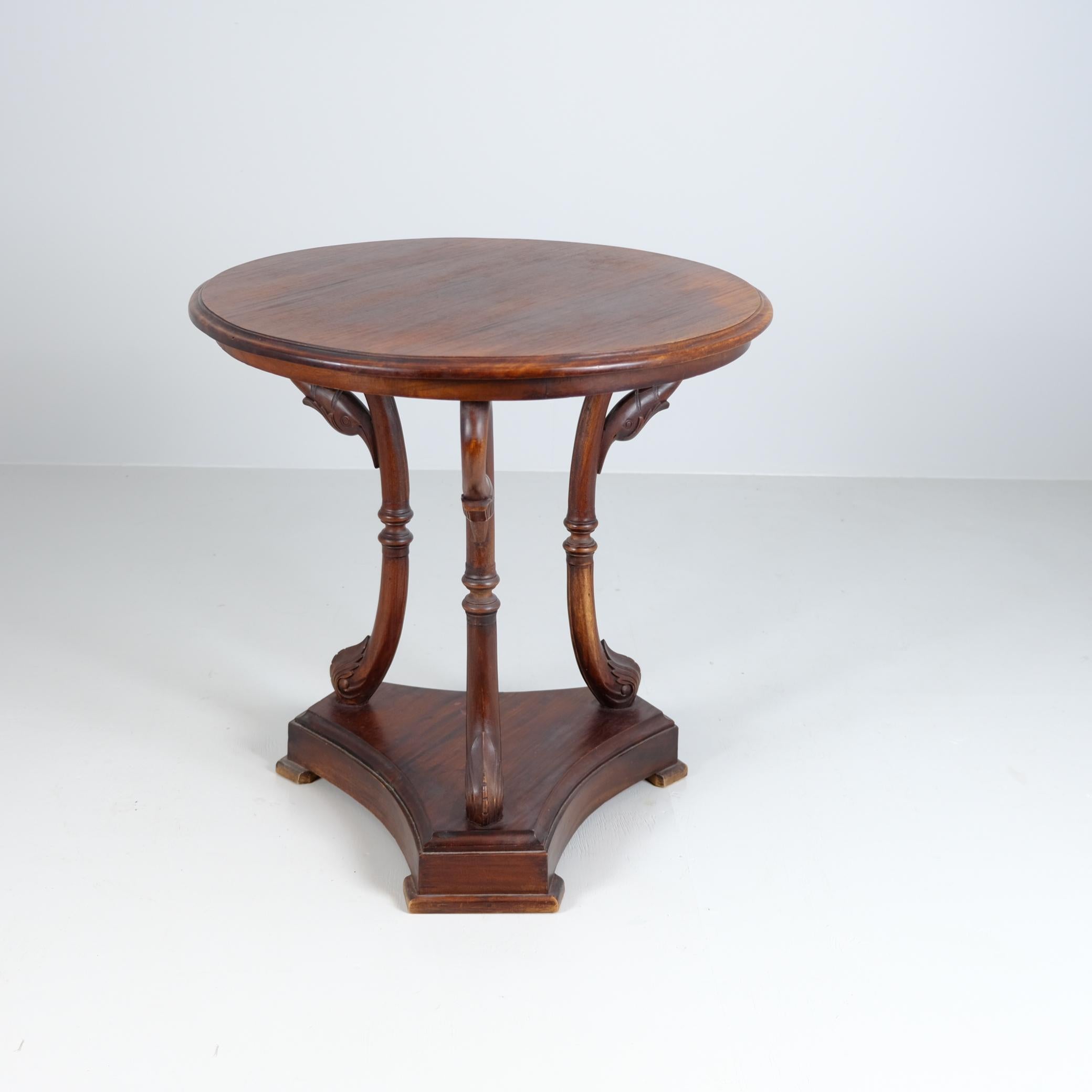 Néoclassique Magnifique table centrale à col de cygne sculptée, milieu du 20e siècle en vente