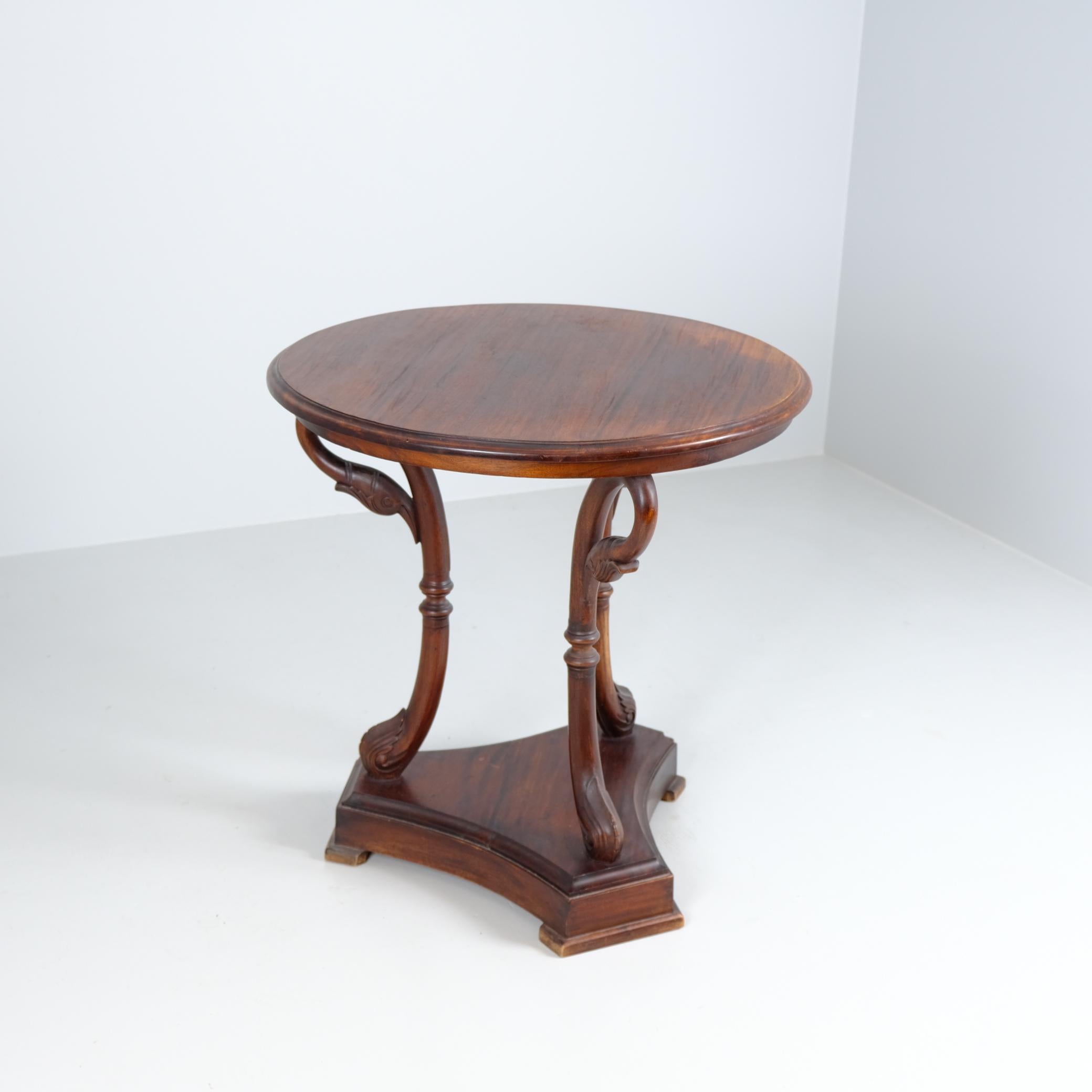 Finlandais Magnifique table centrale à col de cygne sculptée, milieu du 20e siècle en vente