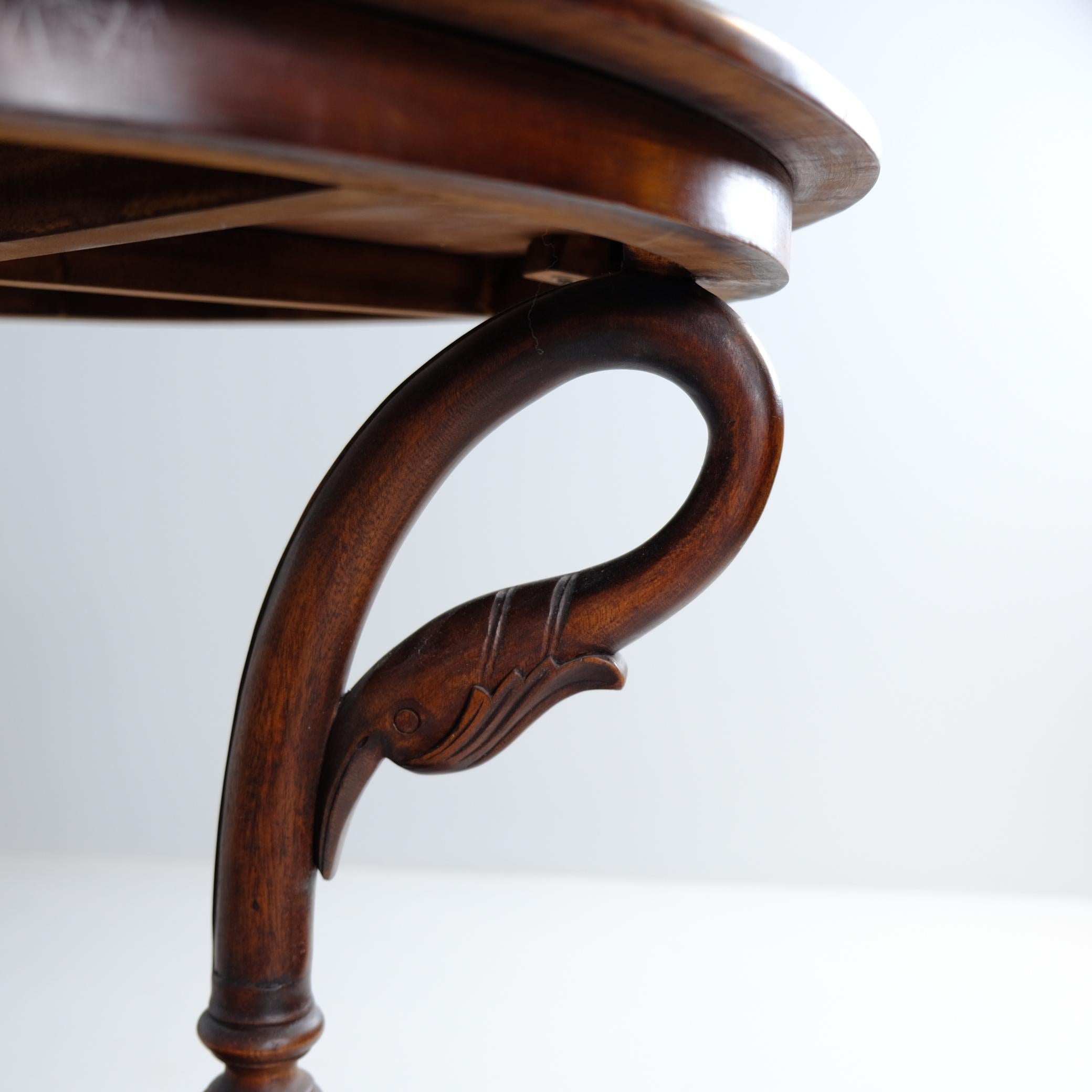 Magnifique table centrale à col de cygne sculptée, milieu du 20e siècle Bon état - En vente à Helsinki, FI