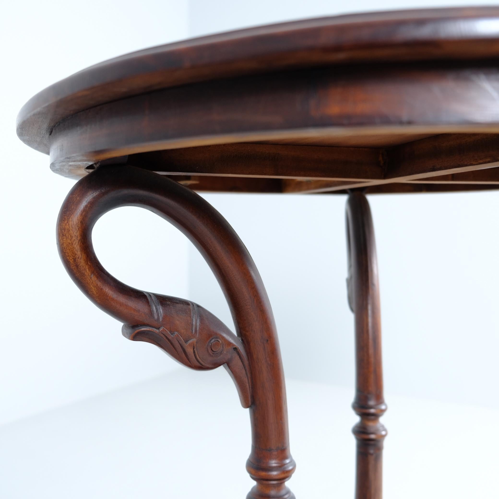 Milieu du XXe siècle Magnifique table centrale à col de cygne sculptée, milieu du 20e siècle en vente