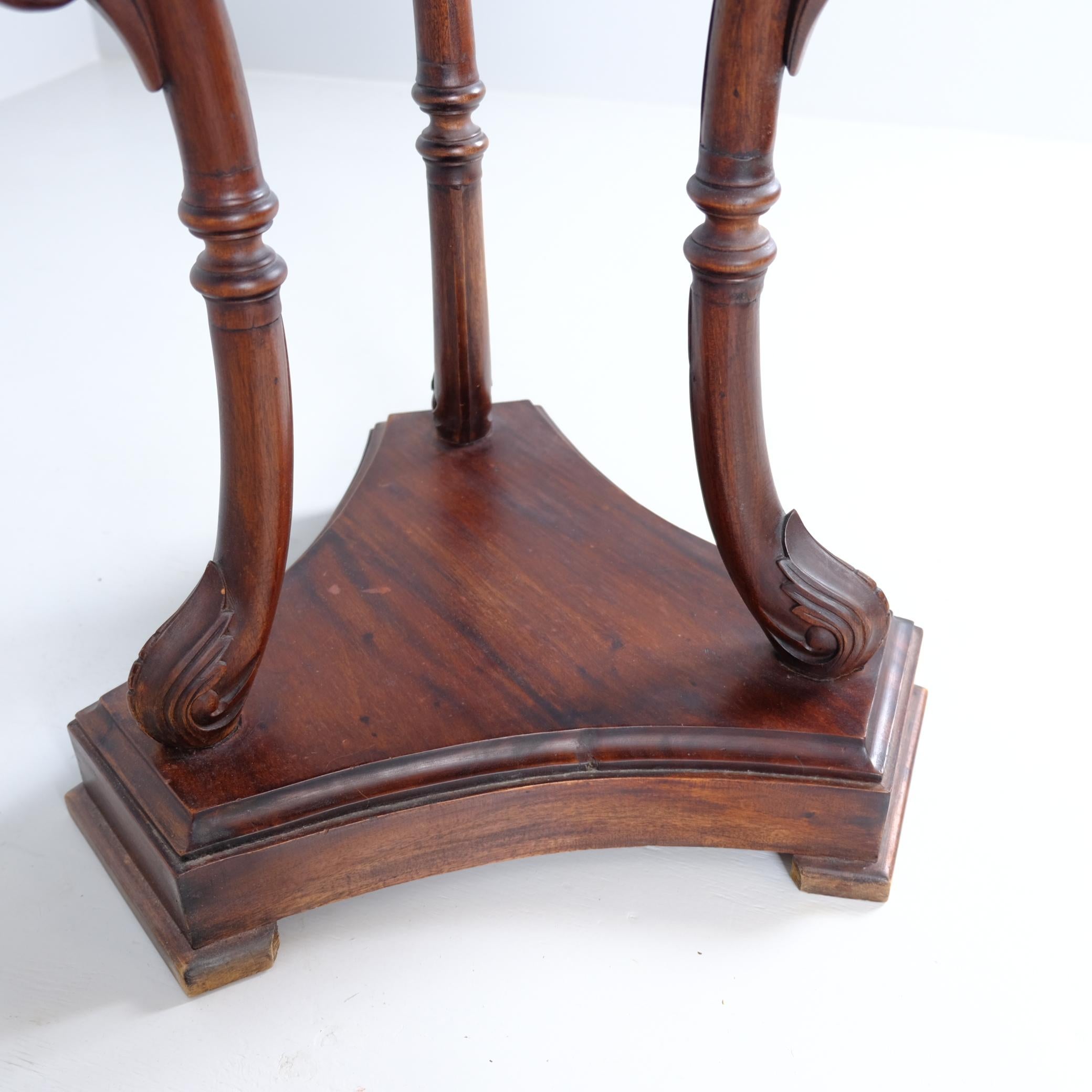 Chêne Magnifique table centrale à col de cygne sculptée, milieu du 20e siècle en vente