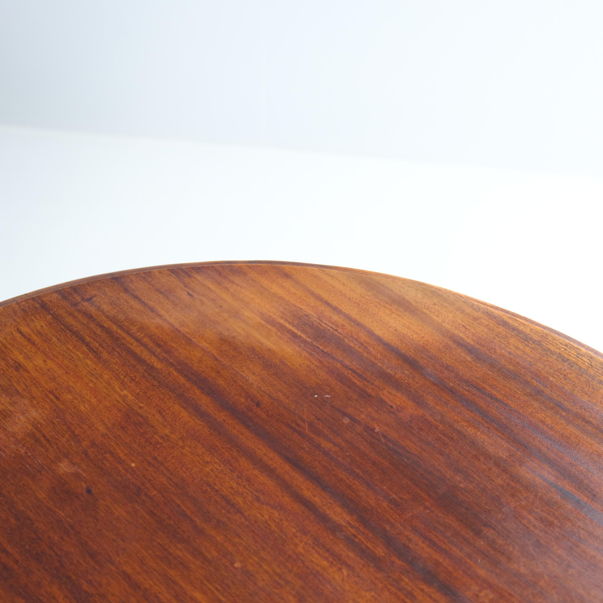 Magnifique table centrale à col de cygne sculptée, milieu du 20e siècle en vente 1