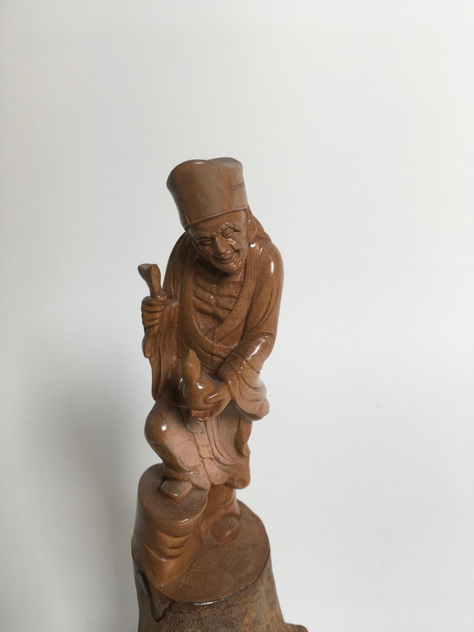 Magnifique sculpture en bois de vigne sculptée avec base en bois produite en Chine. Collection privée italienne.