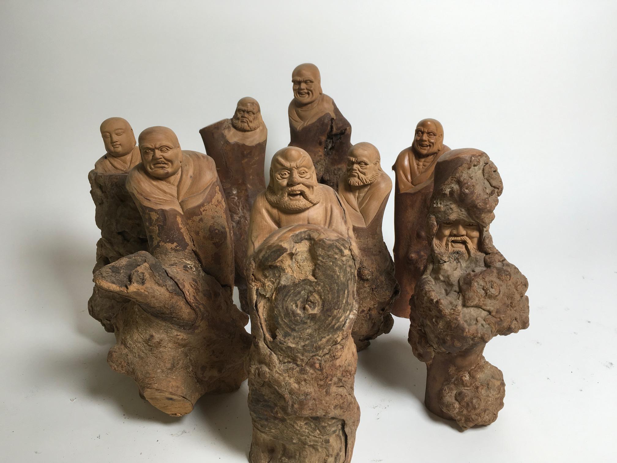 8 belles sculptures en bois de vigne sculptées avec base en bois produites en Chine. Collection privée italienne.
La hauteur varie de 20 à 24 cm.