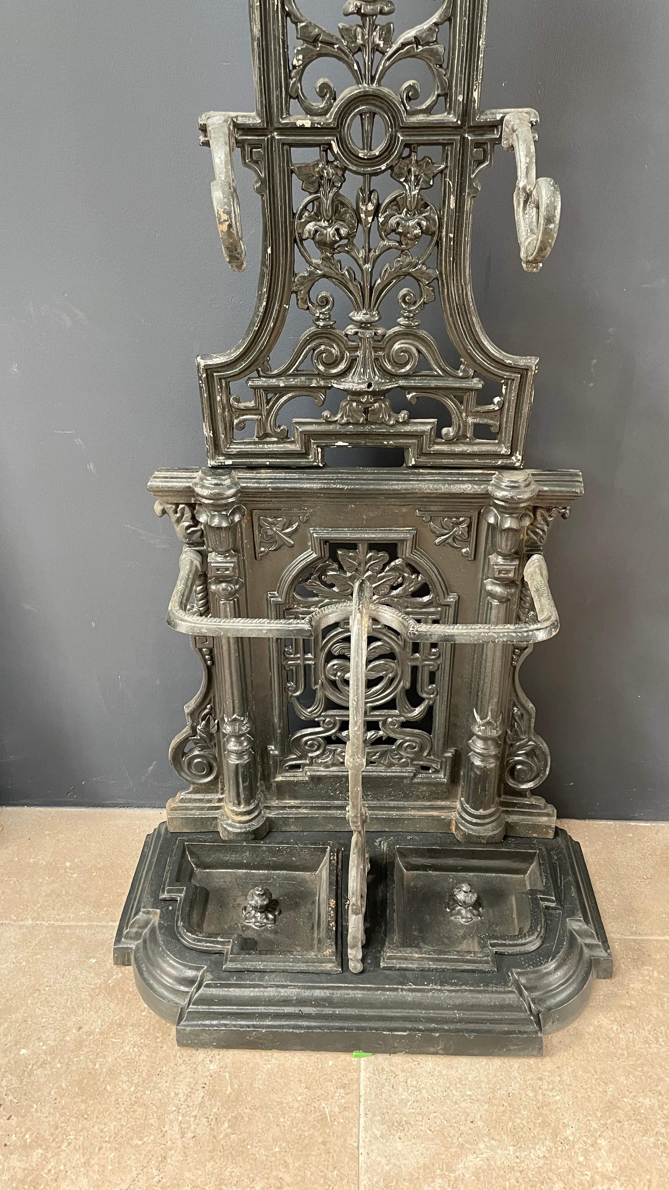 Beautiful Casted English Coat Rack Hat Stand In Fair Condition In Oostvoorne, NL