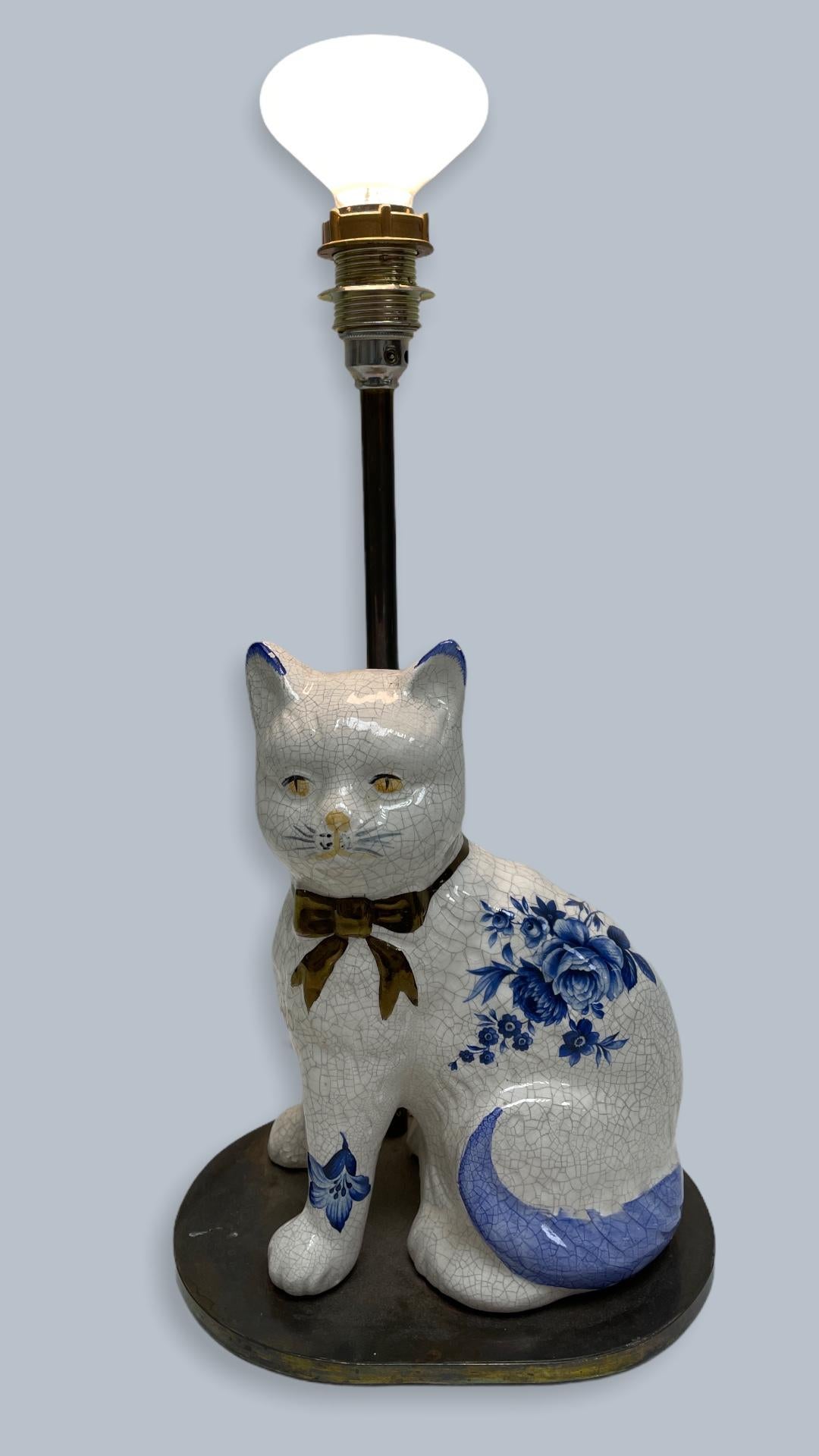 Beautiful 1960s German Cat statue figurine table lamp. Nice addition to your room or entry hall. Cat made of ceramic, hand painted. Cat Figure is approx. 7 3/4