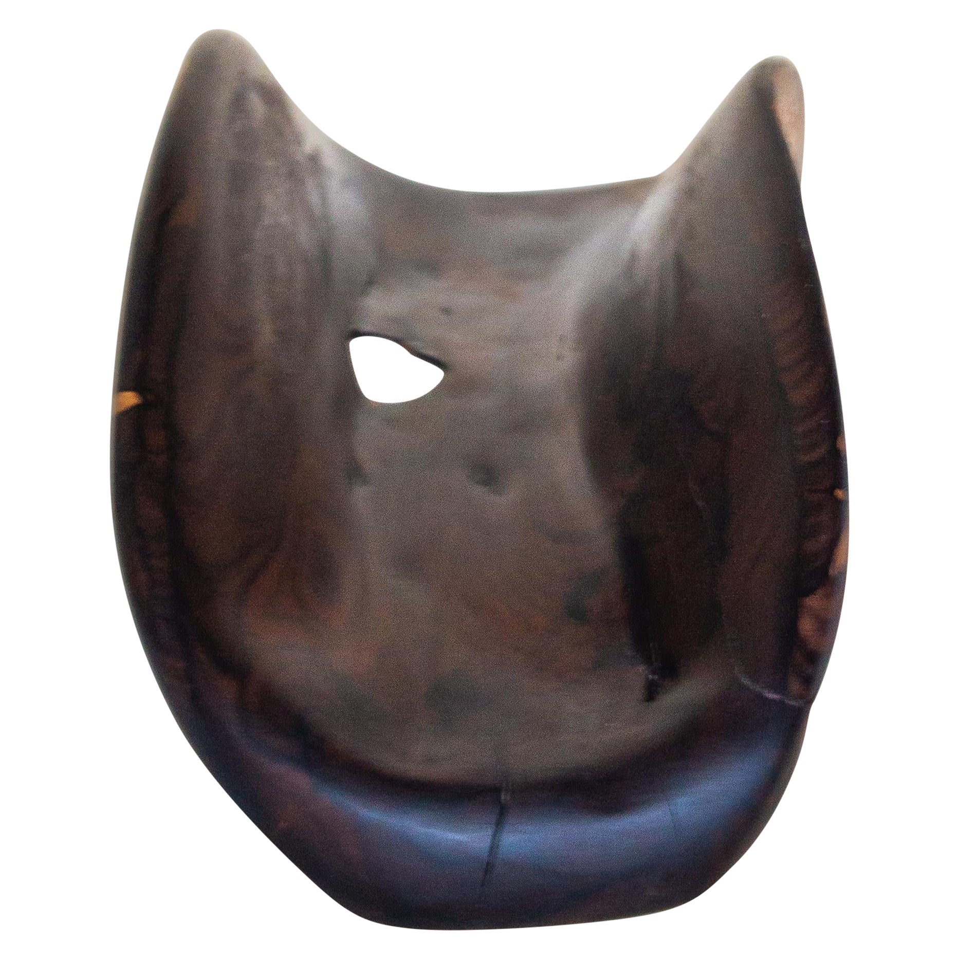 Dieser atemberaubende, rustikale Tafelaufsatz, der in sorgfältiger Handarbeit aus exquisitem Ziricote-Holz geschnitzt wurde, strahlt mit seinen langen, fließenden Kurven eine organische Eleganz aus. Die Form dieses Stücks folgt dem ursprünglichen