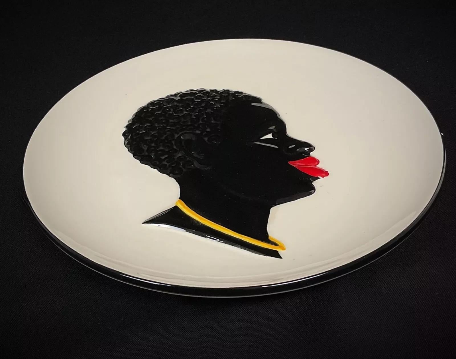 Questo bellissimo piatto in ceramica di Sarreguemines presenta uno squisito disegno che raffigura la testa di una donna africana. Con un diametro di 23 cm e un'altezza di 2,5 cm, questo delizioso piatto pesa 452 g e presenta dettagli intricati che