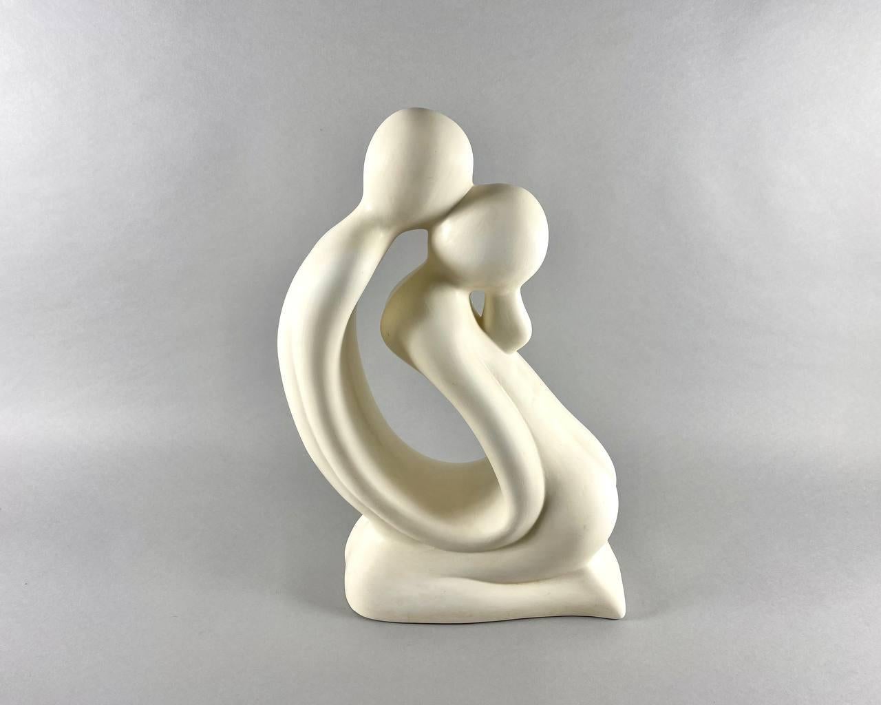 Beautiful Ceramic Sculpture of Couple Kneeling “the Kiss”  Vintage In Good Condition In Bastogne, BE