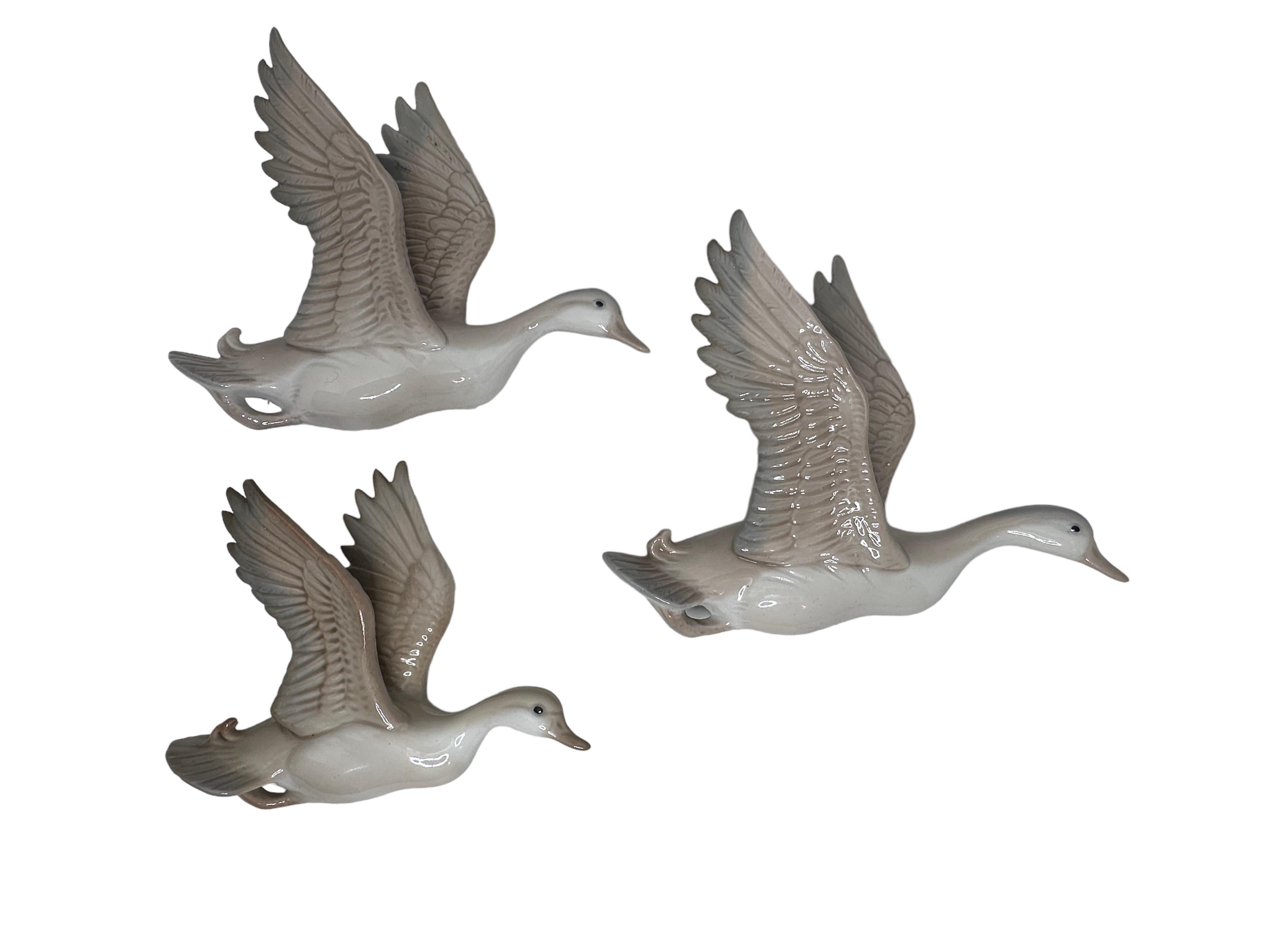 This beautiful set of three geese, made and hand painted in Italy will make a nice addition to your room.
Made in Italy, about 1960s they are still a nice wall decoration.