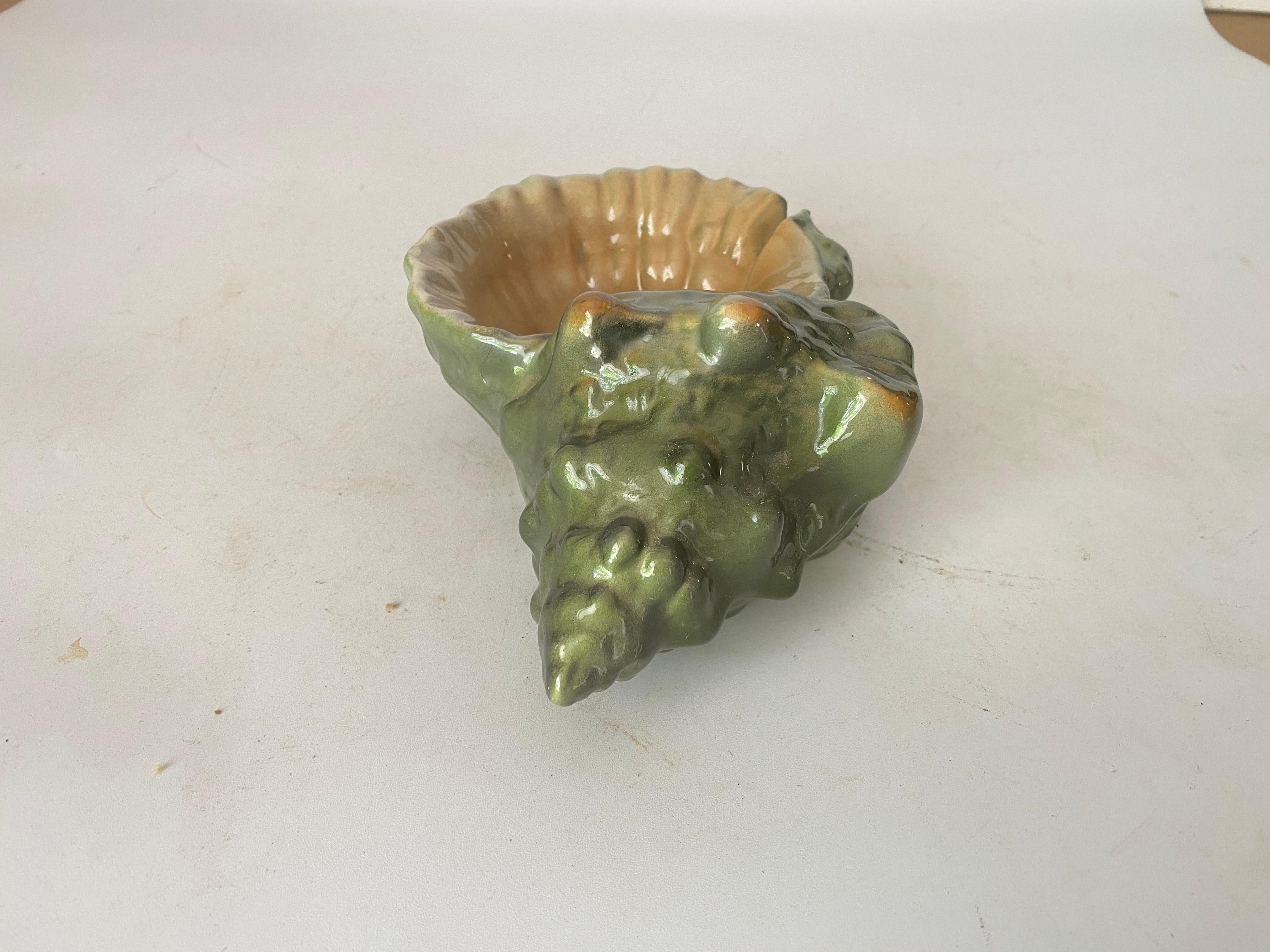 Milieu du XXe siècle Magnifique cendrier à coquille en céramique de couleur verte Portugal 20e siècle en vente