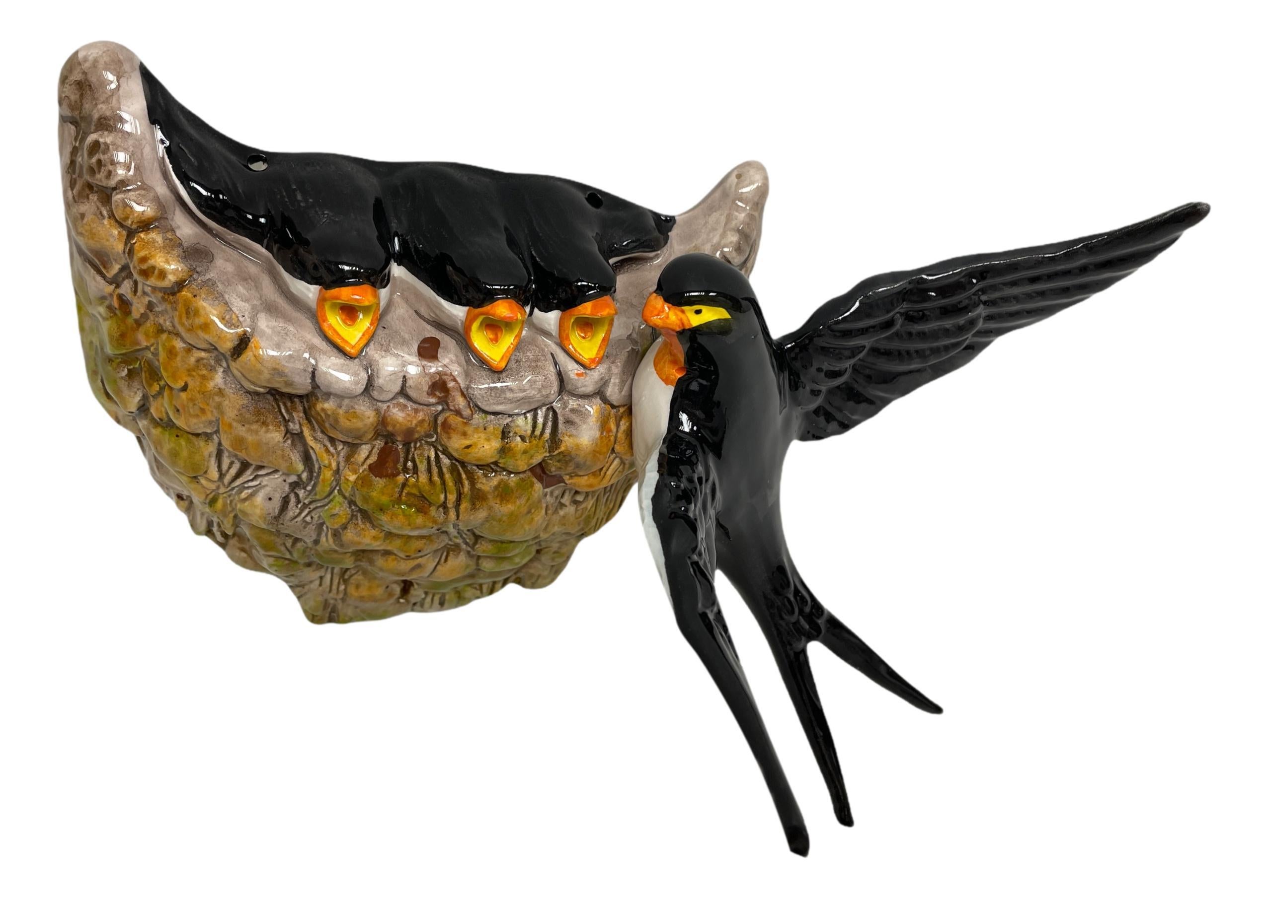 Fait main Magnifique nid en céramique Swallows Nest, Italie en vente