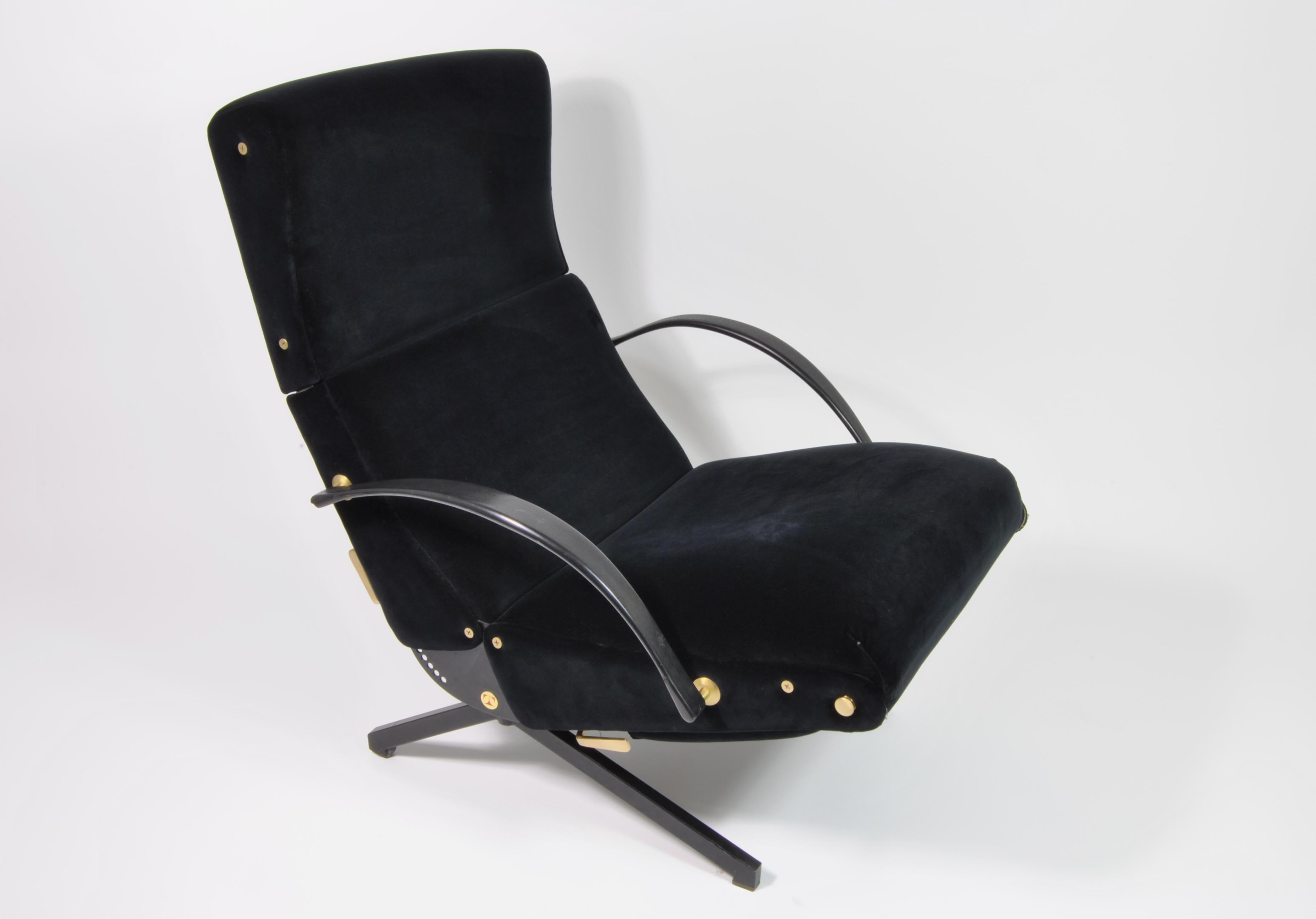 Schöne Chaiselongue P40 aus schwarzem Baumwollsamt, entworfen von Osvaldo Borsani für Tecno, Italien, 1970.
Dieser lange Stuhl ist in sehr gutem Zustand und alle Mechaniken für die verschiedenen Positionen funktionieren noch.
Er hat auch eine