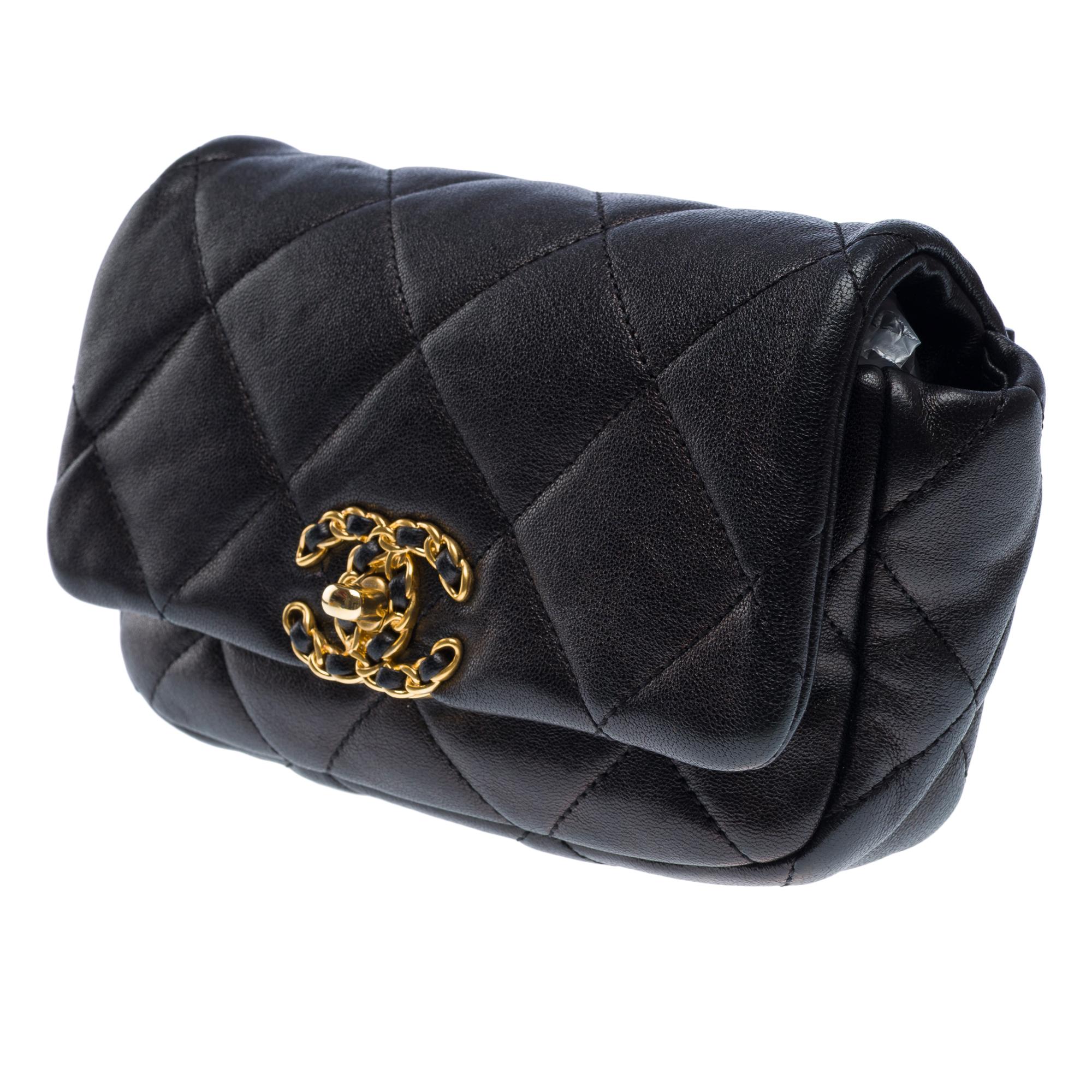 Beautiful Chanel 19 shoulder/belt bag in black quilted lambskin leather, GHW In Excellent Condition For Sale In Paris, IDF