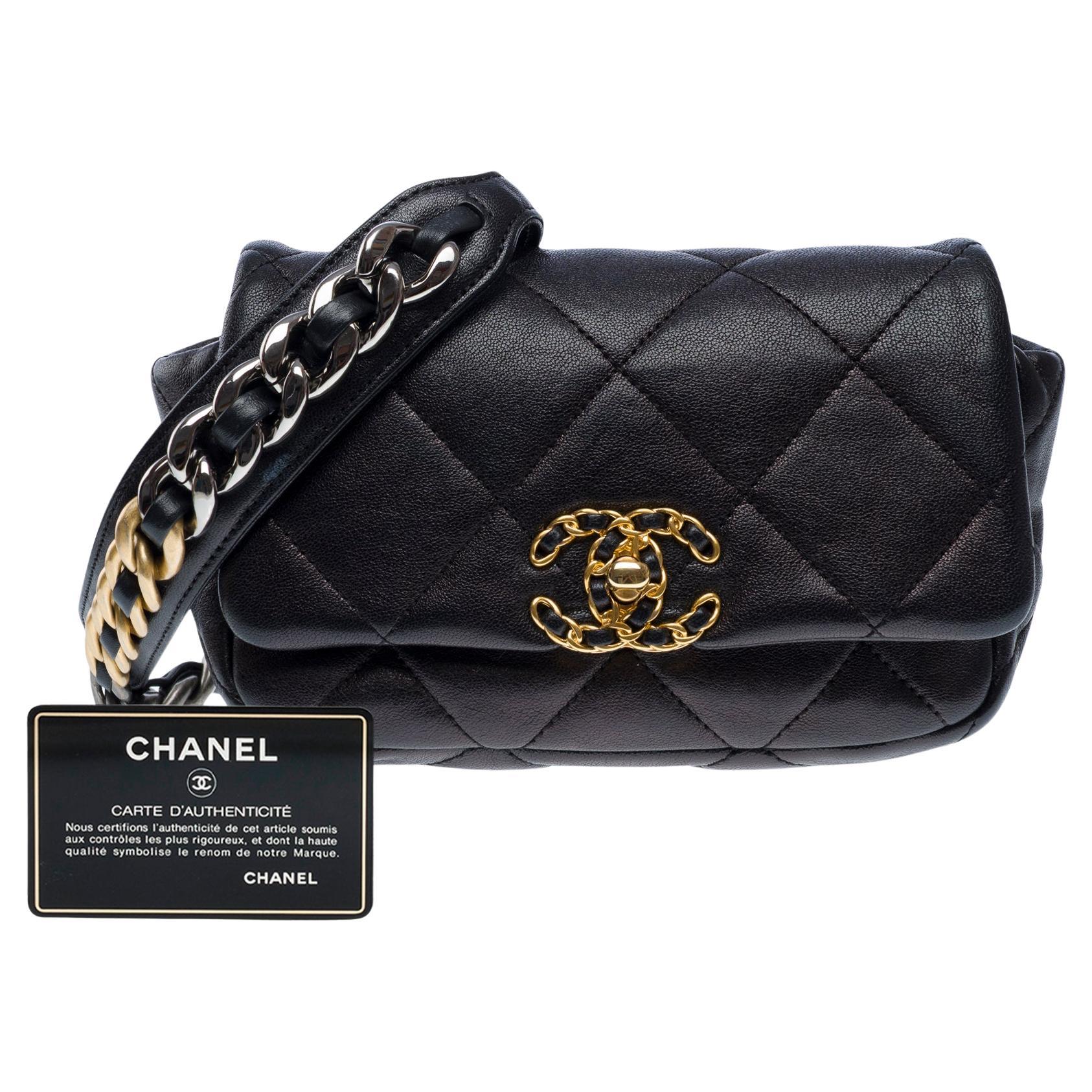 Beautiful Chanel 19 shoulder/belt bag in black quilted lambskin leather, GHW For Sale