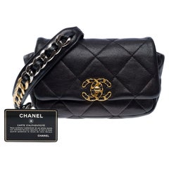 Schöne Chanel 19 Umhängetasche/Gürteltasche aus schwarzem gestepptem Lammfellleder, GHW
