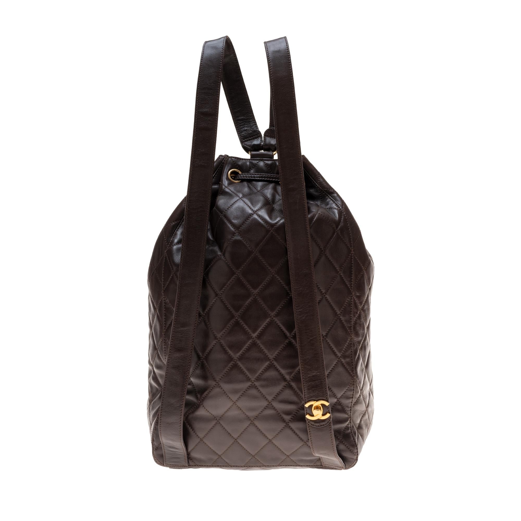 Beautiful Chanel backpack in the shape of a brown quilted lambskin purse, lace closure, beige fabric interior, 2 zipped pockets.
Special Chanel gift for their VIP clients.
Dimensions: 43 * 30 * 17
Back strap length: 80cm
Very good general condition