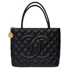 Beautiful Chanel Cabas Medallion bag in black caviar leather, GHW