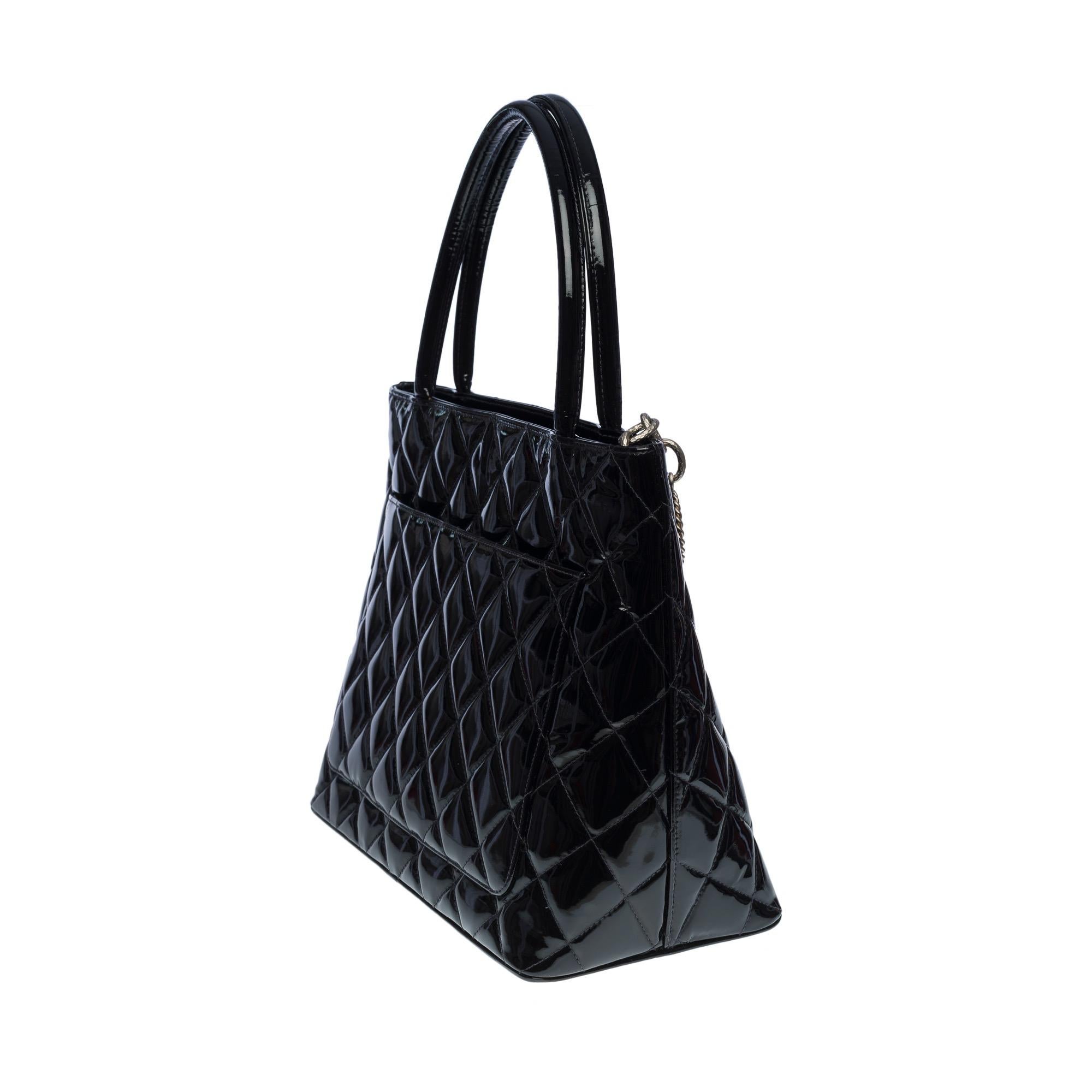 Magnifique sac Cabas Medallion de Chanel en cuir verni noir, SHW Pour femmes en vente