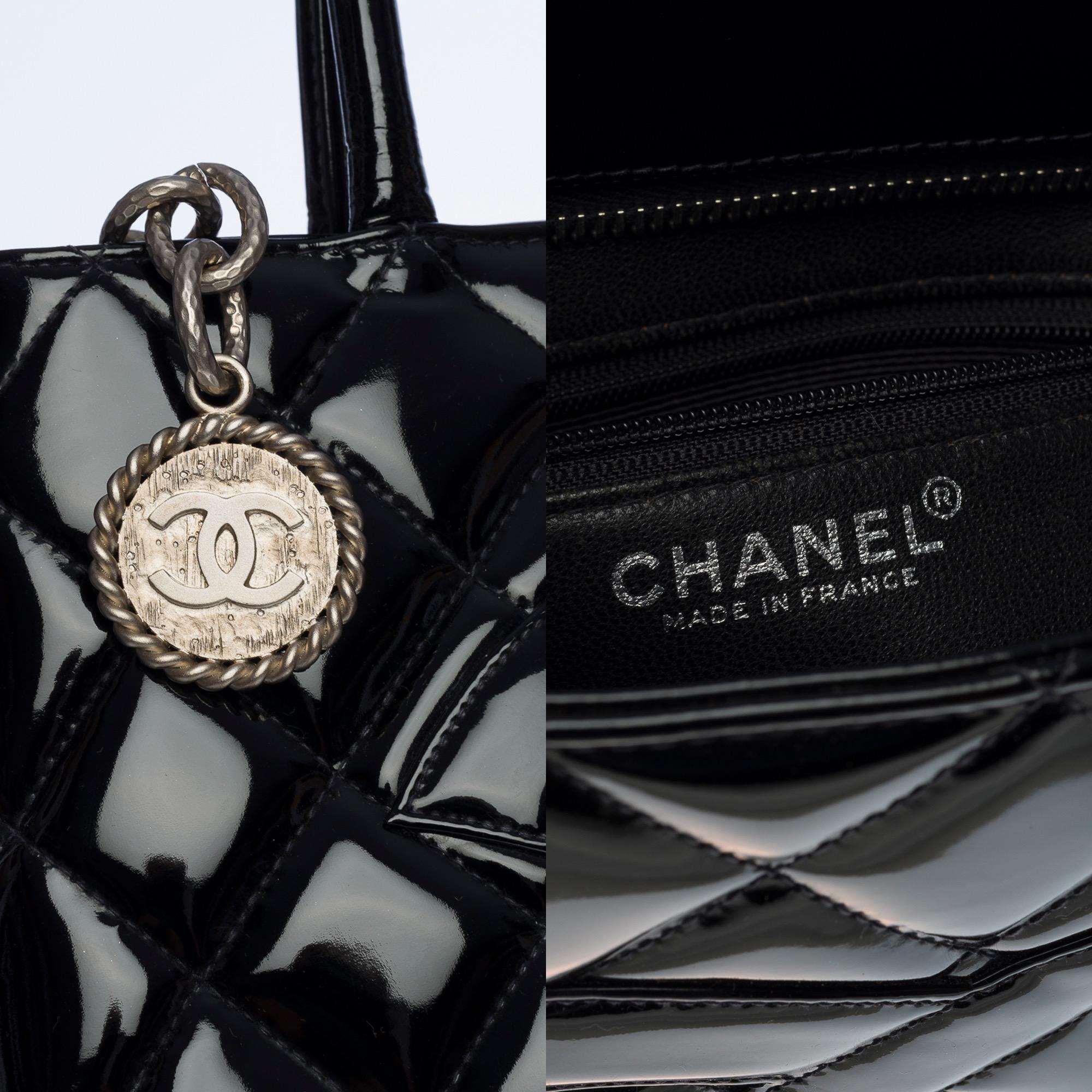 Magnifique sac Cabas Medallion de Chanel en cuir verni noir, SHW en vente 1