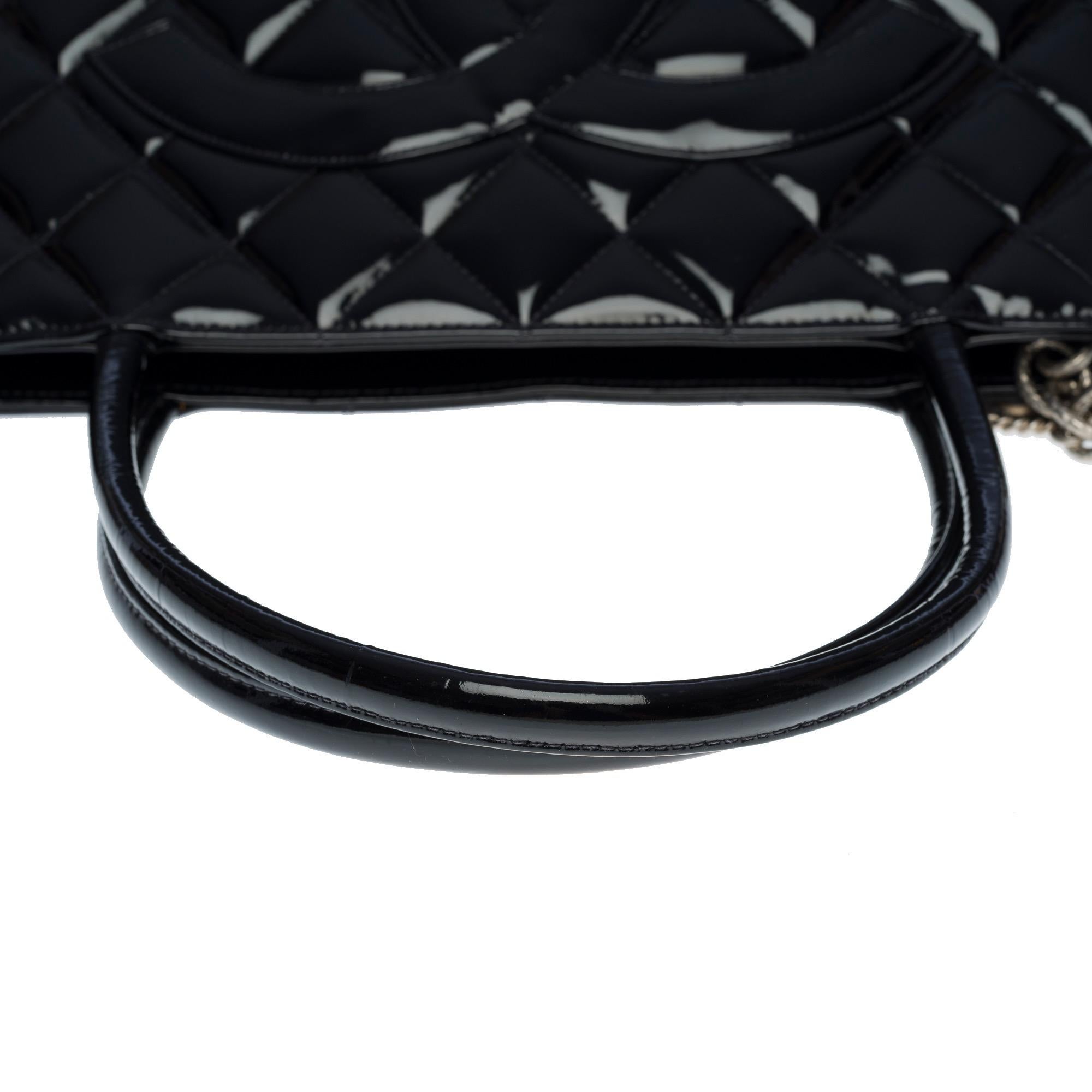 Magnifique sac Cabas Medallion de Chanel en cuir verni noir, SHW en vente 4