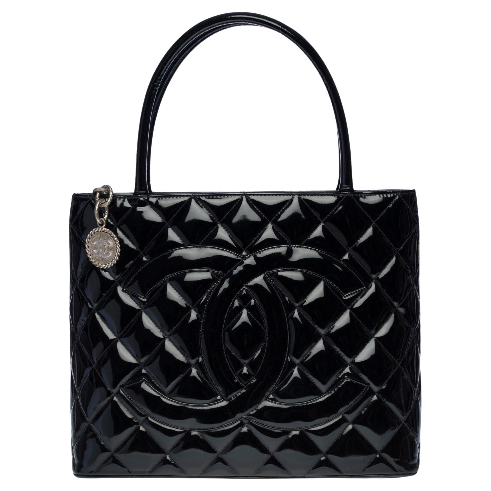 Magnifique sac Cabas Medallion de Chanel en cuir verni noir, SHW en vente