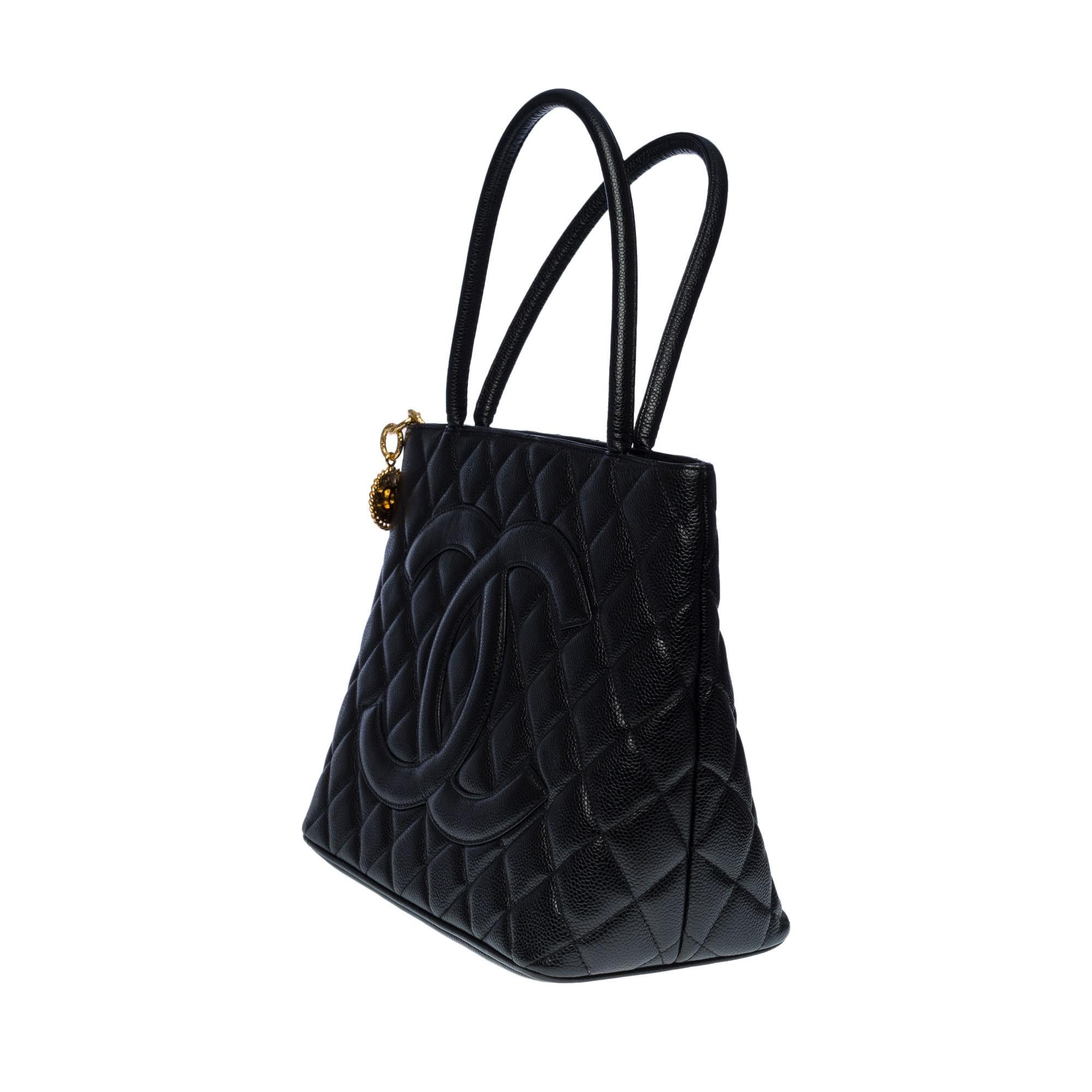 Beautiful Chanel Medaillon Tote bag in black caviar leather, GHW In Excellent Condition For Sale In Paris, IDF
