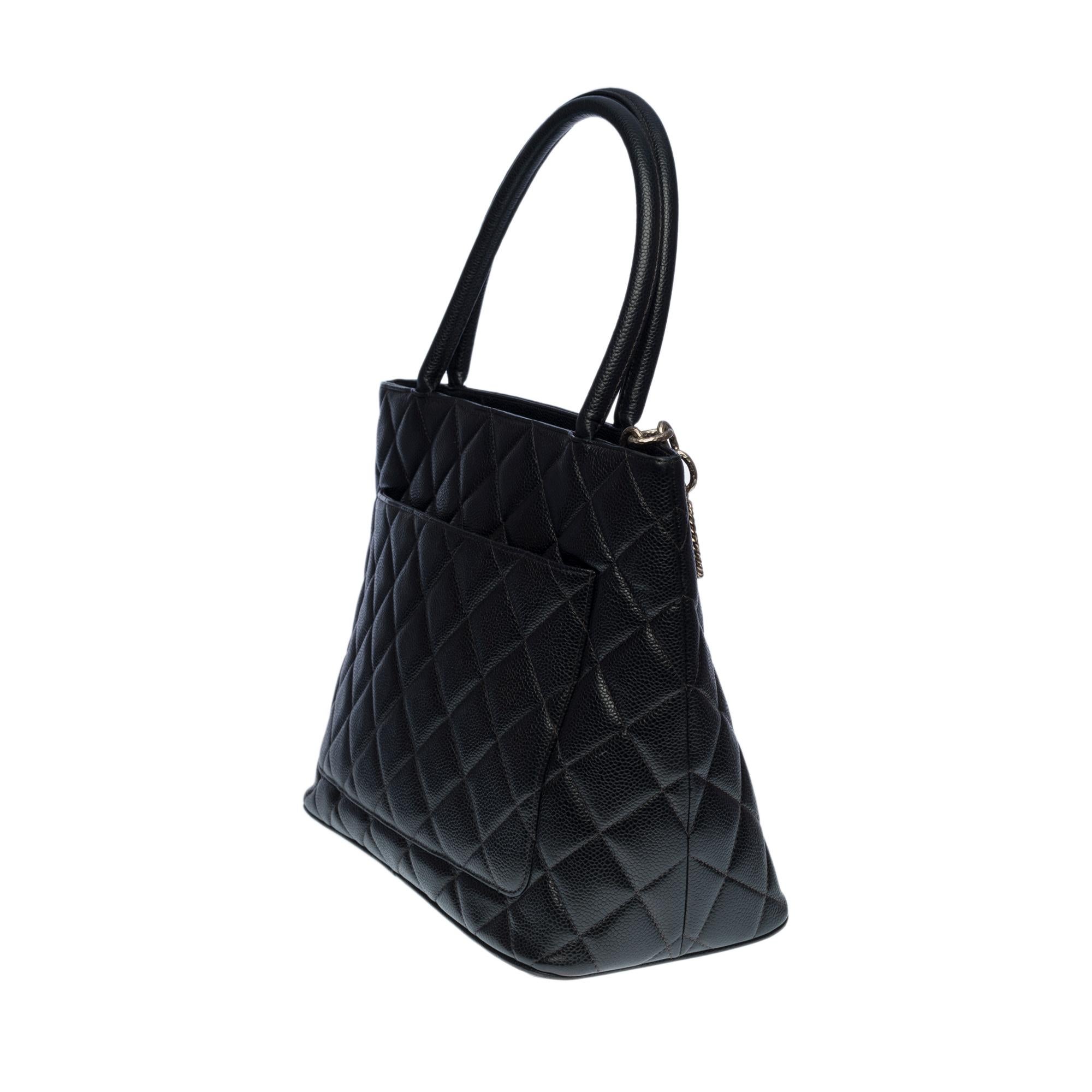 Precioso bolso Chanel Medaillon Tote de piel de caviar negra, PHW en Bueno estado para la venta en Paris, IDF