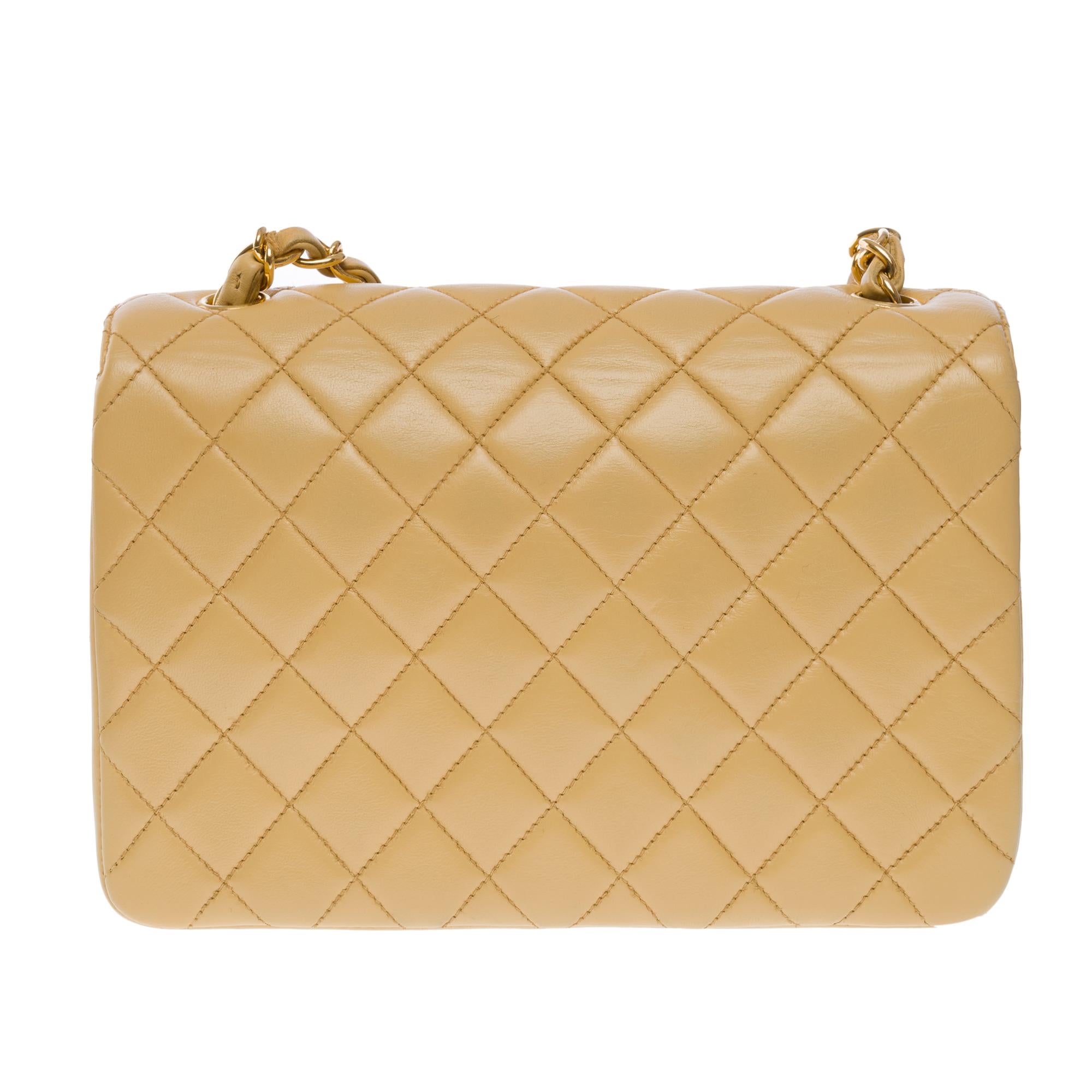 Beautiful Chanel Timeless Mini shoulder Flap bag in beige quilted lambskin, GHW In Good Condition For Sale In Paris, IDF