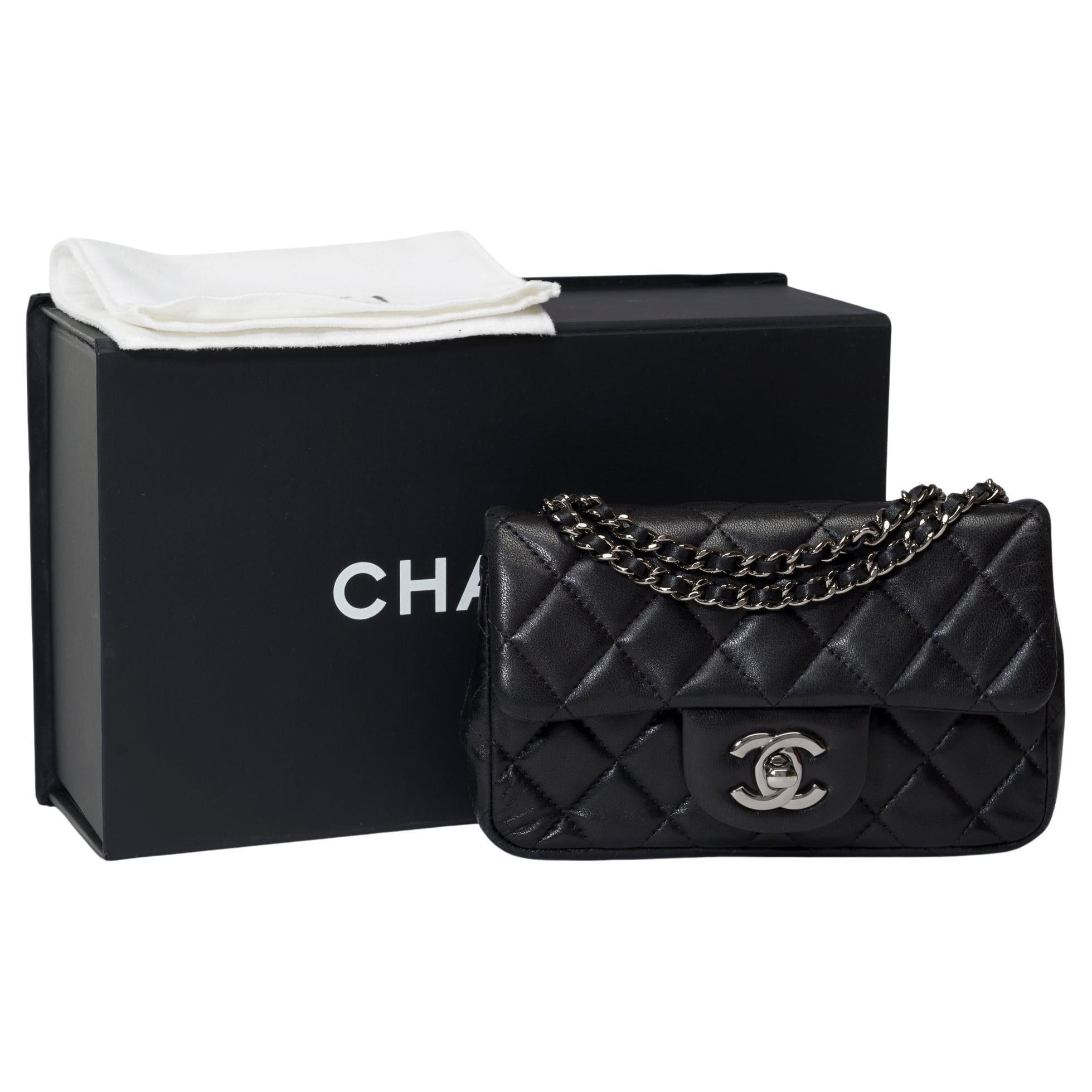 Schöne Chanel Timeless Mini-Schultertasche mit Klappe aus schwarzem gestepptem Lammfell, BSHW