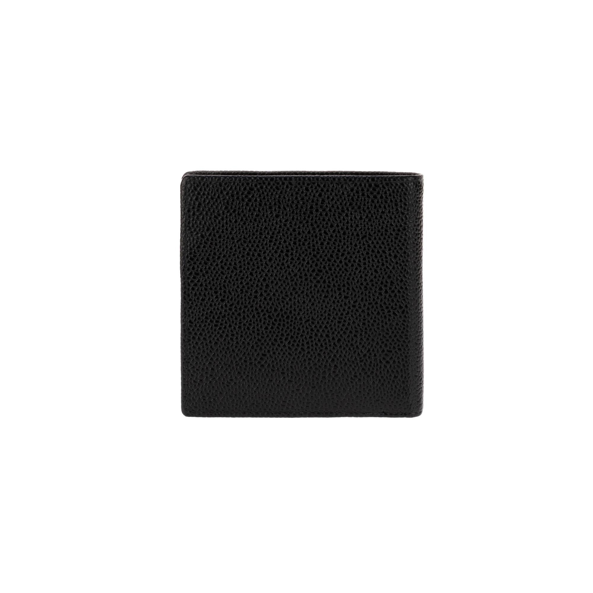 Wallet/ Cardholders/ Chanel coin wallet in black granular caviar leather.
 Embossed CC logo. 
4 card compartments. 
1 wallet compartment with snap closure. 
2 banknote compartments. 
Signature: Signature: 