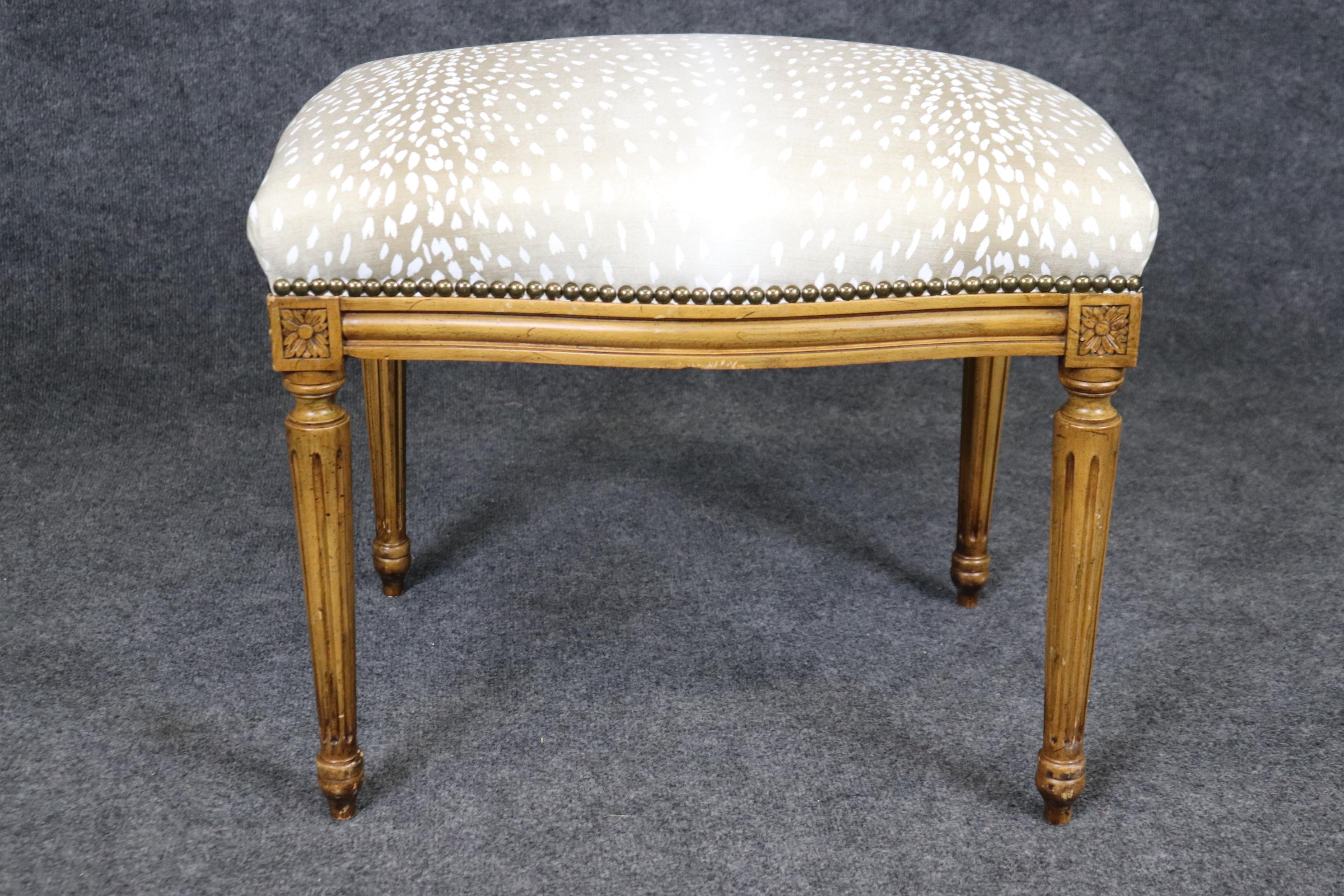 Il s'agit d'un magnifique tabouret de pied français avec un imprimé rembourré de style guépard. Le tabouret et le revêtement sont en bon état. Le tissu est en bon état mais peut présenter quelques signes mineurs d'âge et d'utilisation. Datant des