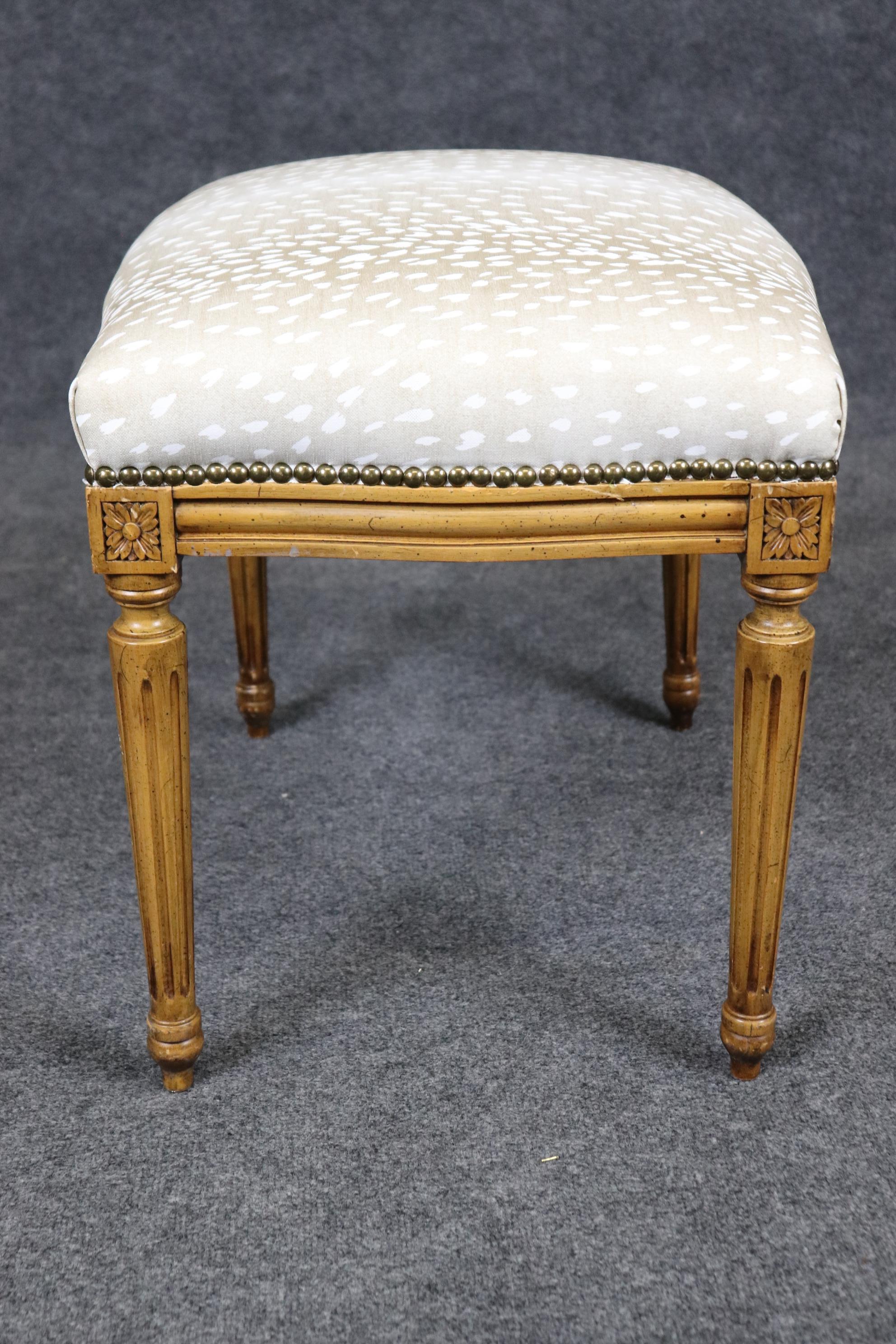 Français Tabouret de pied en noyer de style Louis XVI à imprimé guépard en vente
