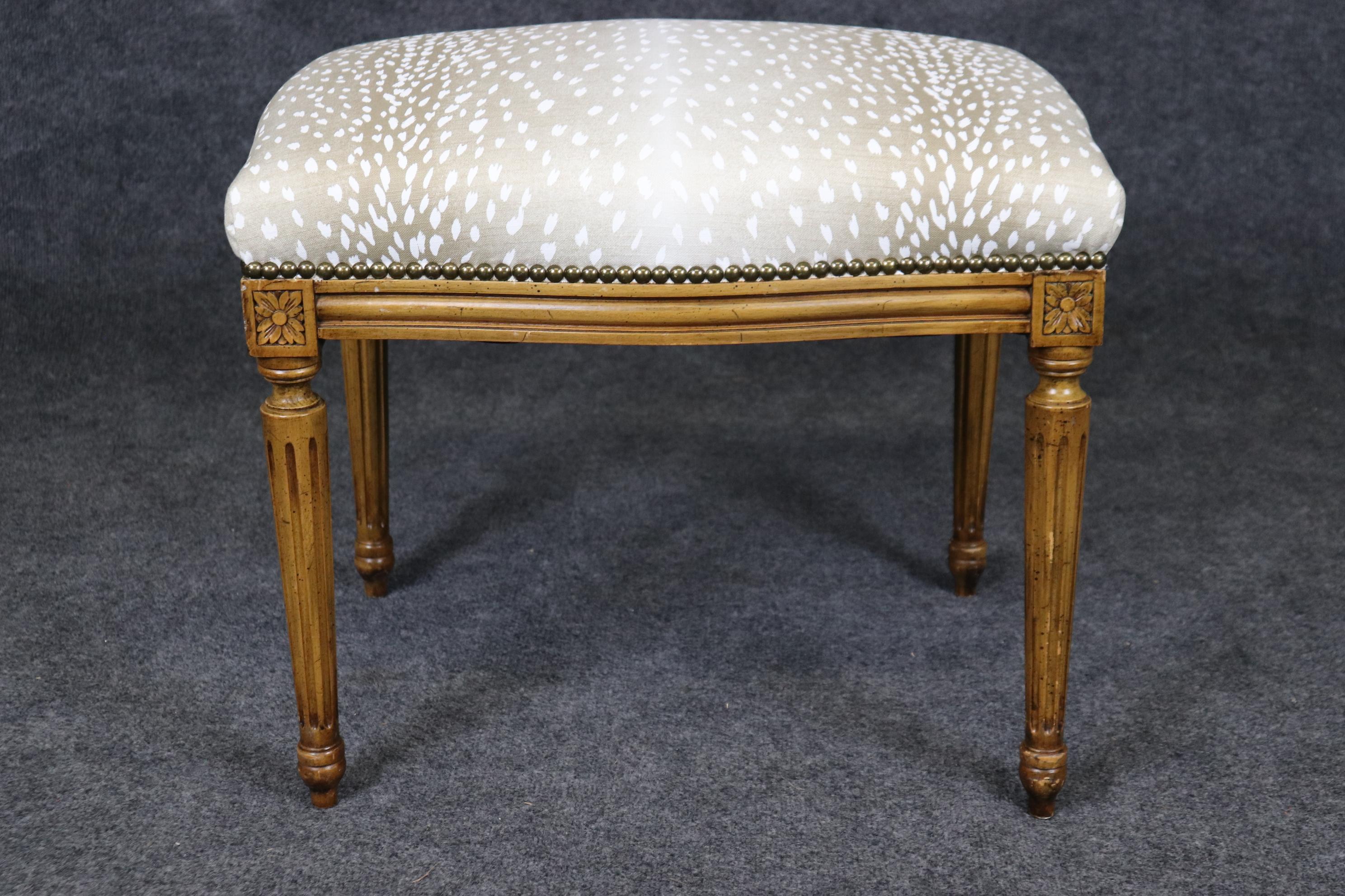 Tabouret de pied en noyer de style Louis XVI à imprimé guépard Bon état - En vente à Swedesboro, NJ
