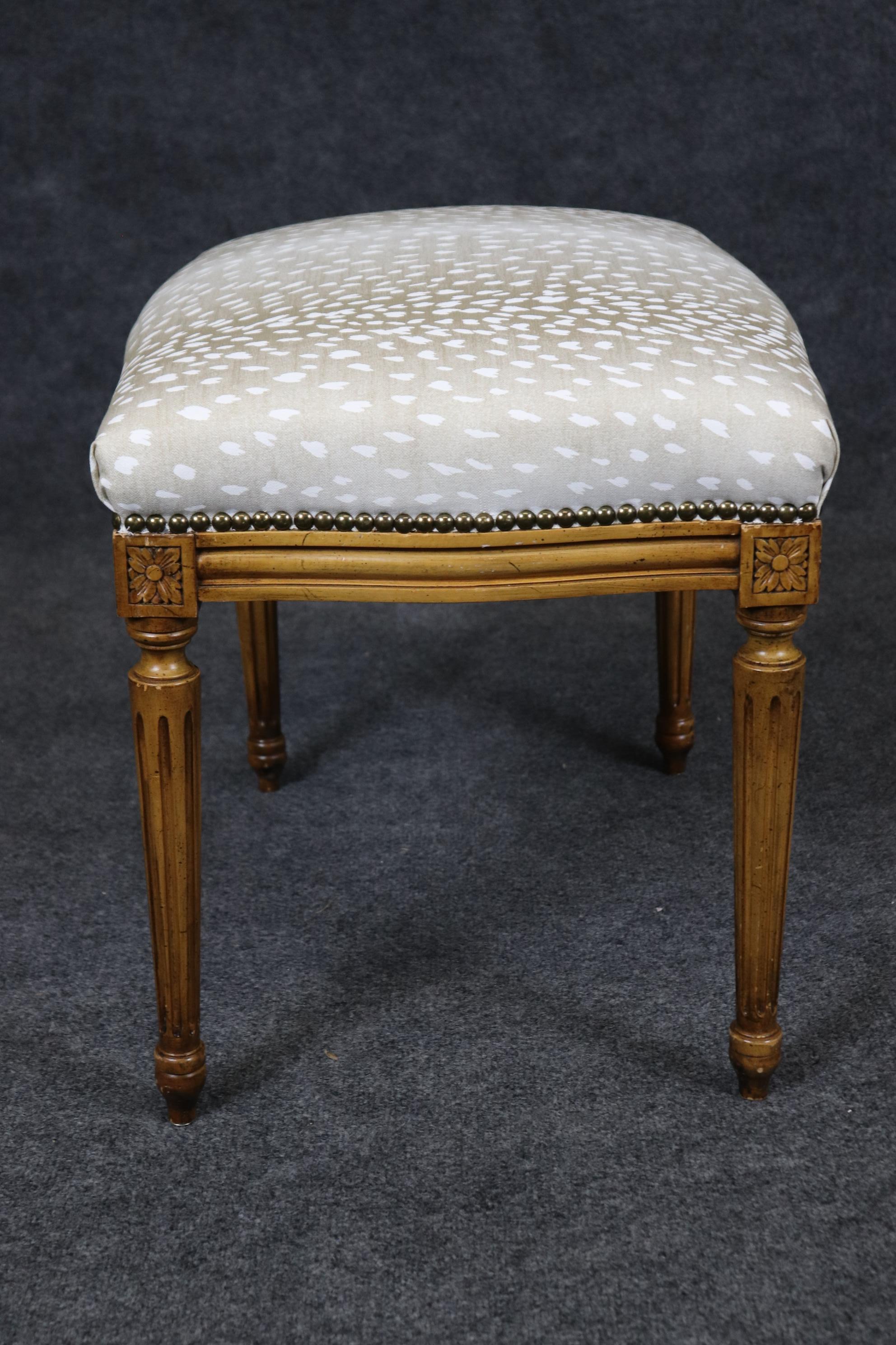 Fin du 20e siècle Tabouret de pied en noyer de style Louis XVI à imprimé guépard en vente