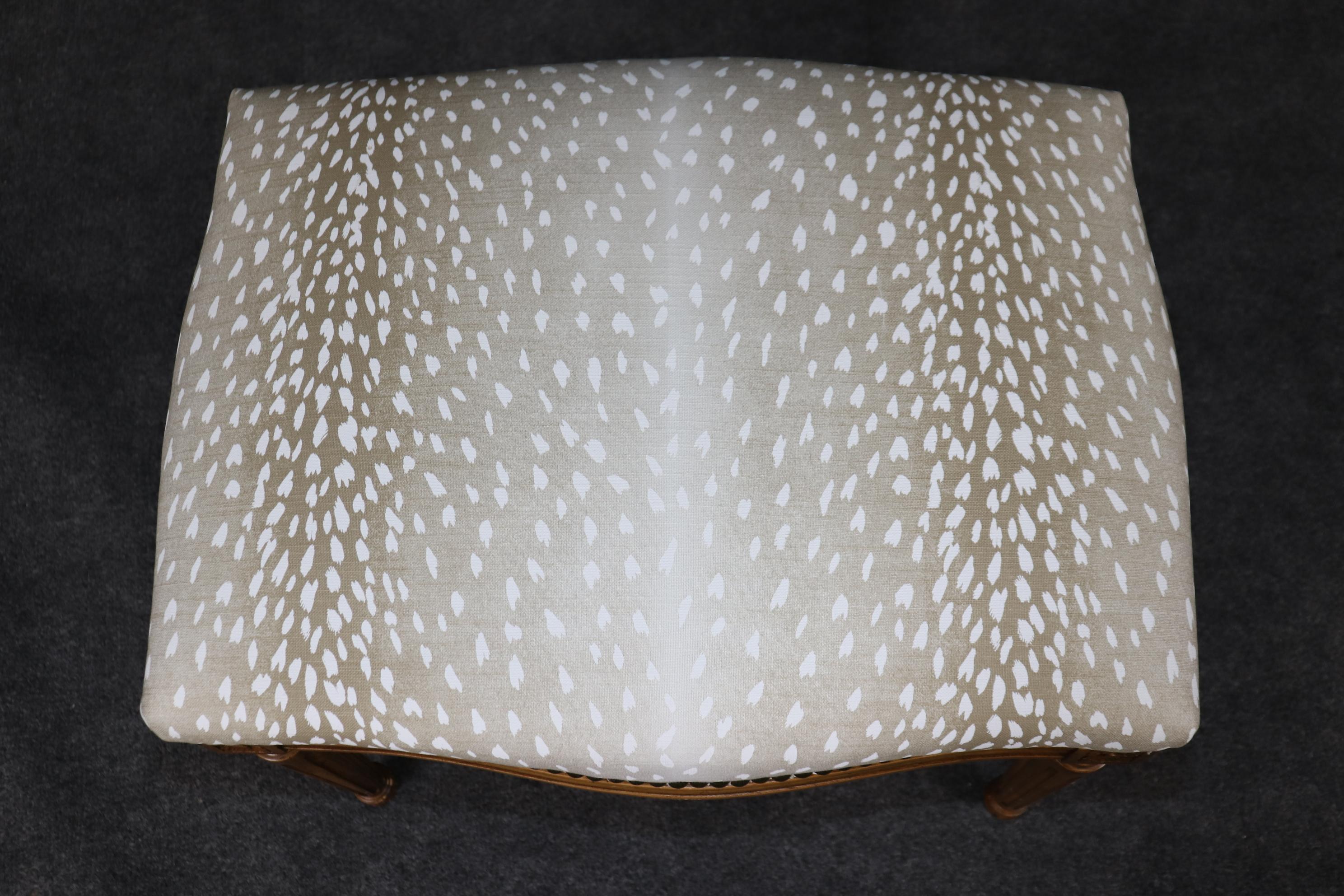 Noyer Tabouret de pied en noyer de style Louis XVI à imprimé guépard en vente