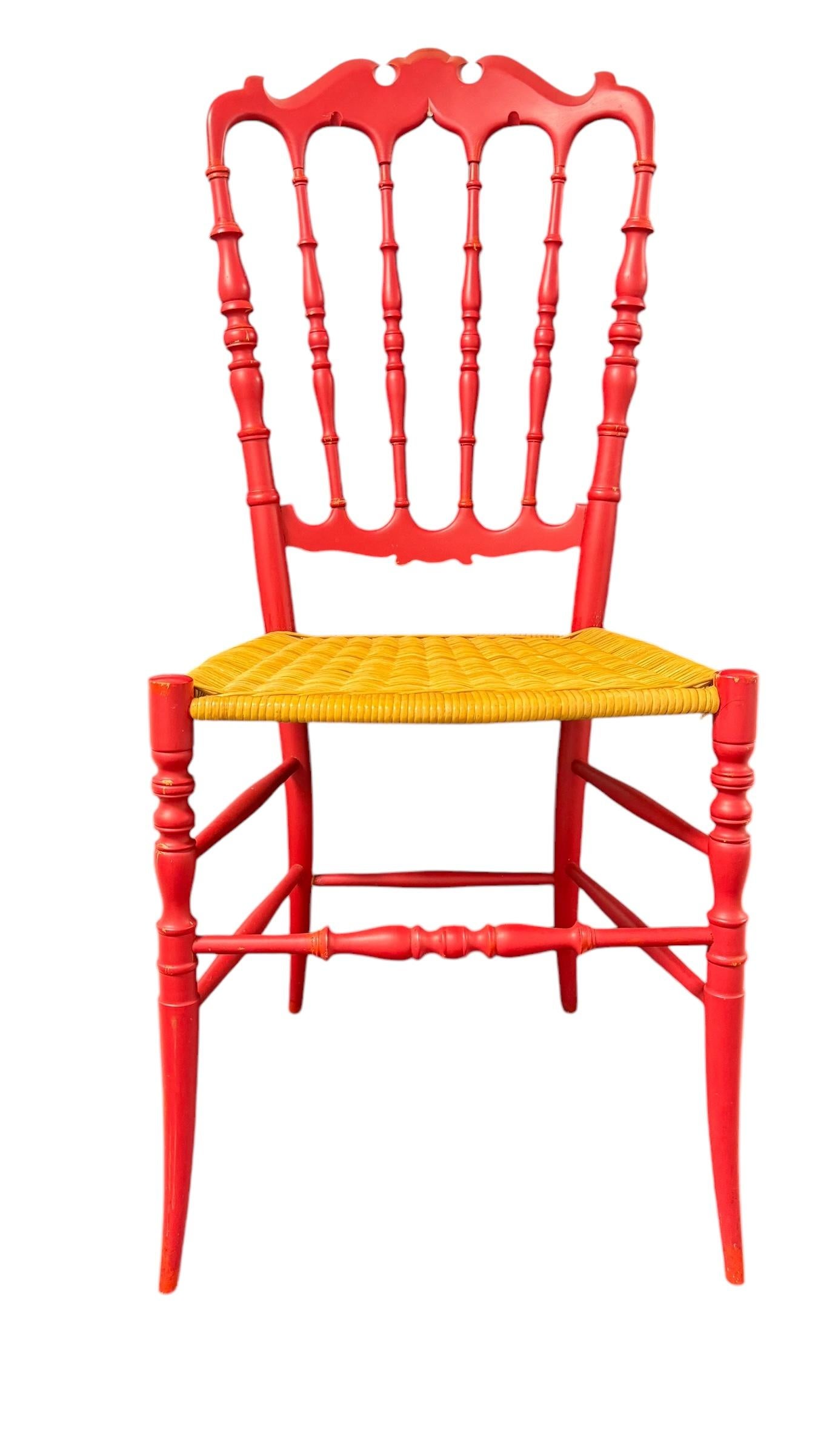 In offerta c'è una bellissima sedia Chiavari attribuita a Rocca, Italia, realizzata negli anni '50-'70. Presenta alcuni graffi minori, anche patina e vernice persa, ma si tratta di vecchiaia. Ha una seduta in vimini intrecciato, una patina minore