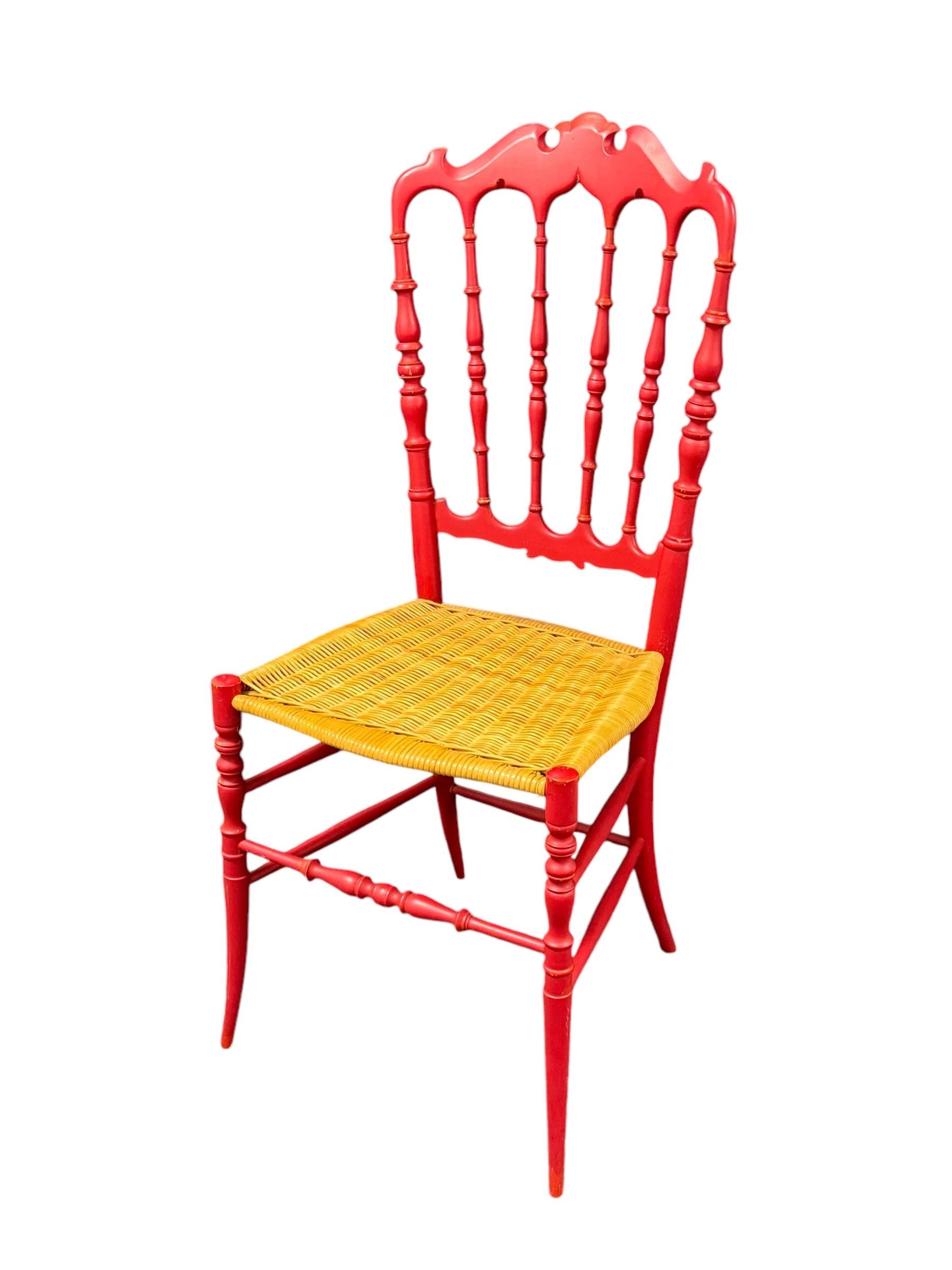 Italiano Bellissima sedia in legno di Chiavari con seduta in vimini, attribuita a Rocca, Italia, anni '50 in vendita