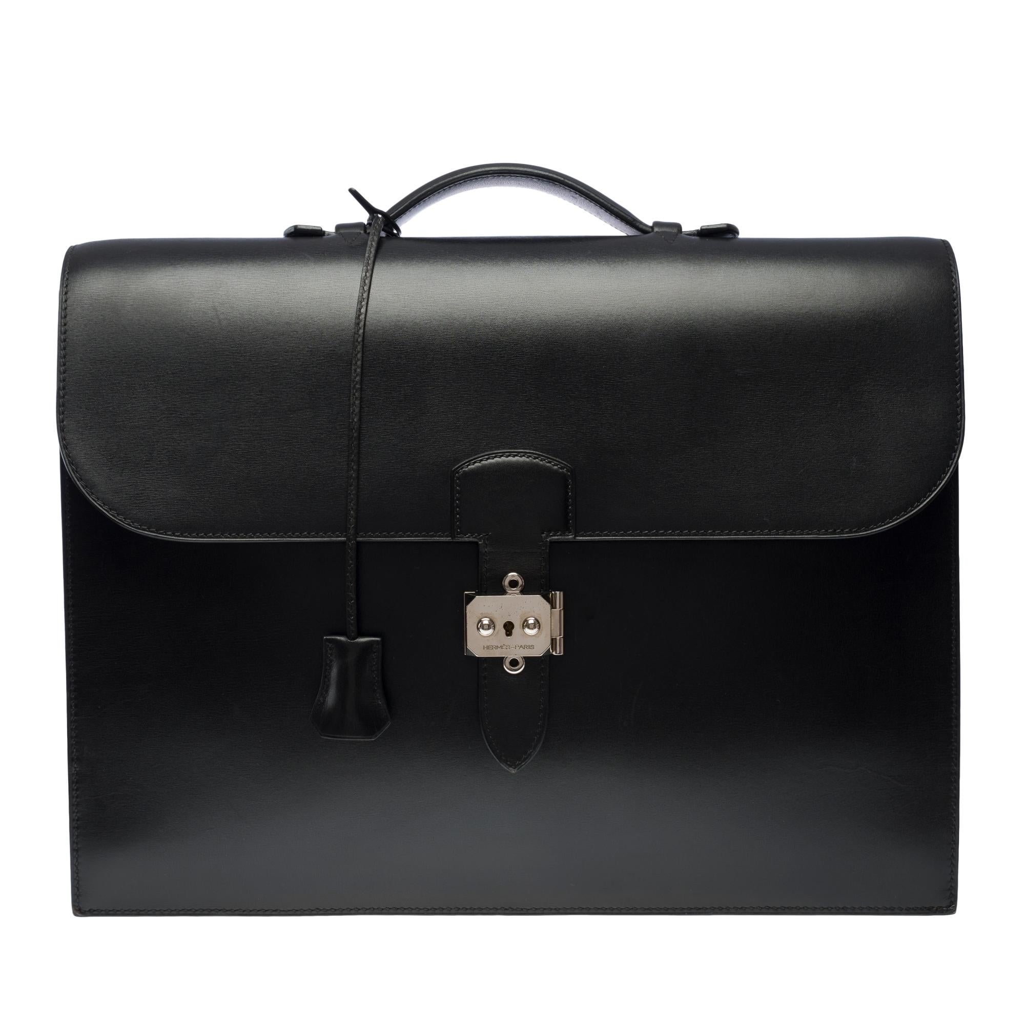 Exceptional​ ​&​ ​Classy​ ​Hermès​ ​Sac​ ​à​ ​Dépêches​ ​Briefcase​ ​in​ ​black​ ​leather​ ​box,​ ​palladium​ ​silver​ ​metal​ ​trim,​ ​simple​ ​handle​ ​in​ ​black​ ​leather​ ​allowing​ ​a​ ​hand​ ​carry

Closure​ ​with​ ​flap​ ​by​ ​lock​