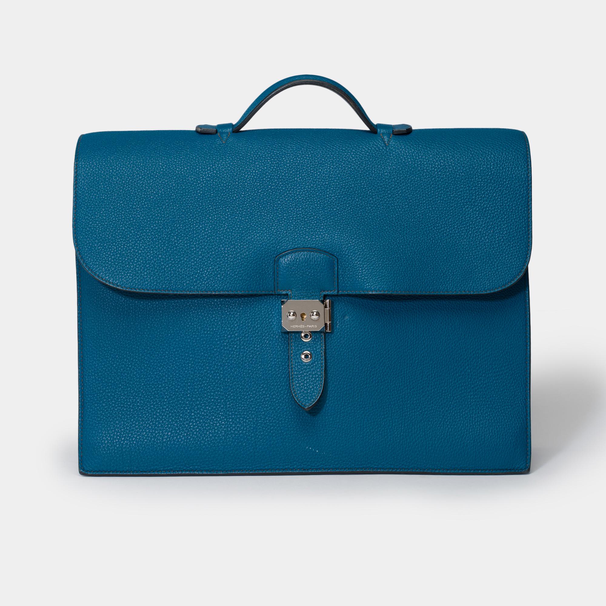 Splendid​ ​and​ ​very​ ​chic​ ​Hermès​ ​Sac​ ​à​ ​dépêches​ ​Briefcase​ ​in​ ​blue​ ​Togo​ ​leather​ ​,​ ​palladium​ ​silver​ ​metal​ ​trim,​ ​simple​ ​handle​ ​in​ ​blue​ ​leather​ ​allowing​ ​a​ ​hand​ ​carry

Closure​ ​by​ ​tilting​ ​latch​ ​on​