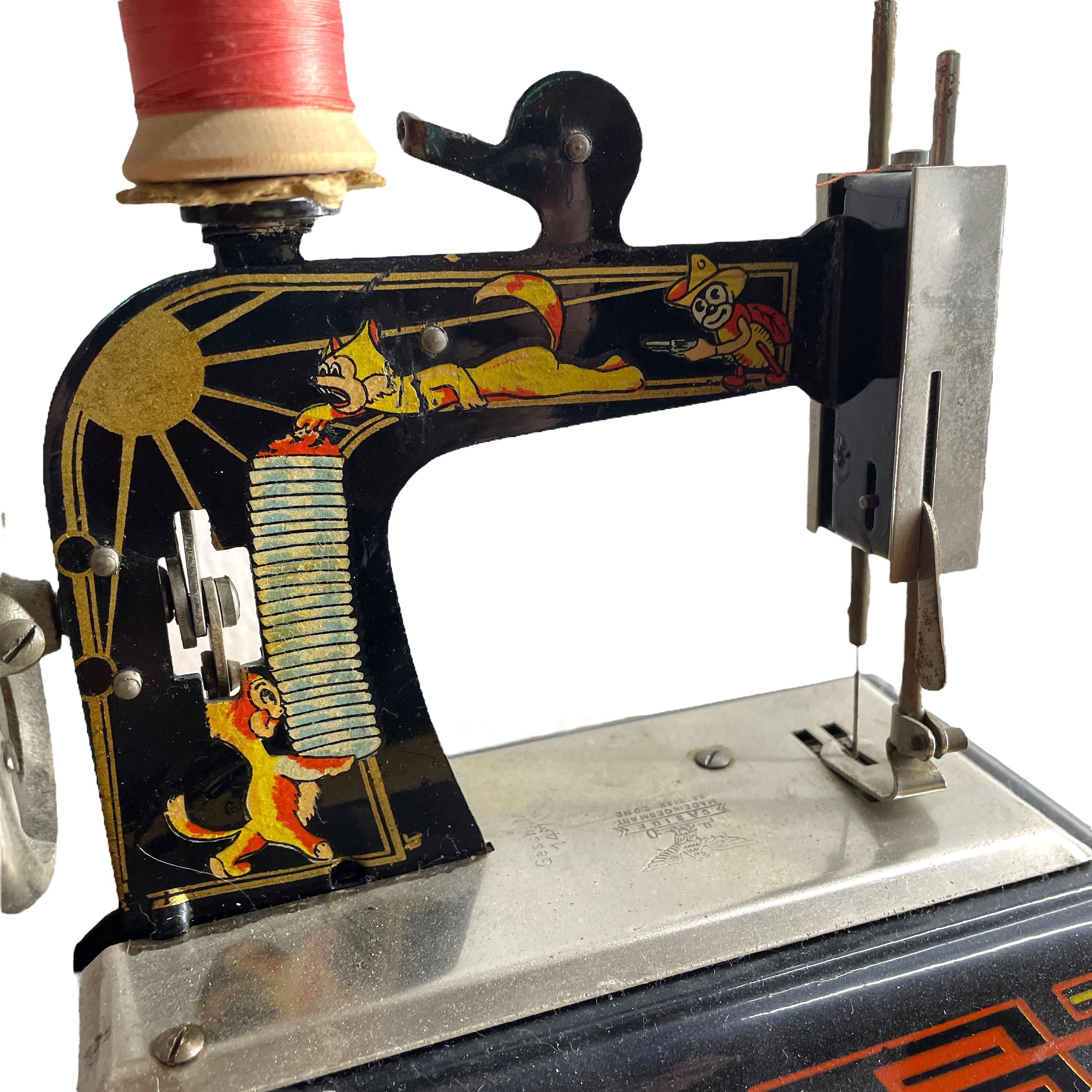 Allemand Magnifique jouet à couture machine pour enfants avec chat ours Motive de Carl Sieper Allemagne en vente
