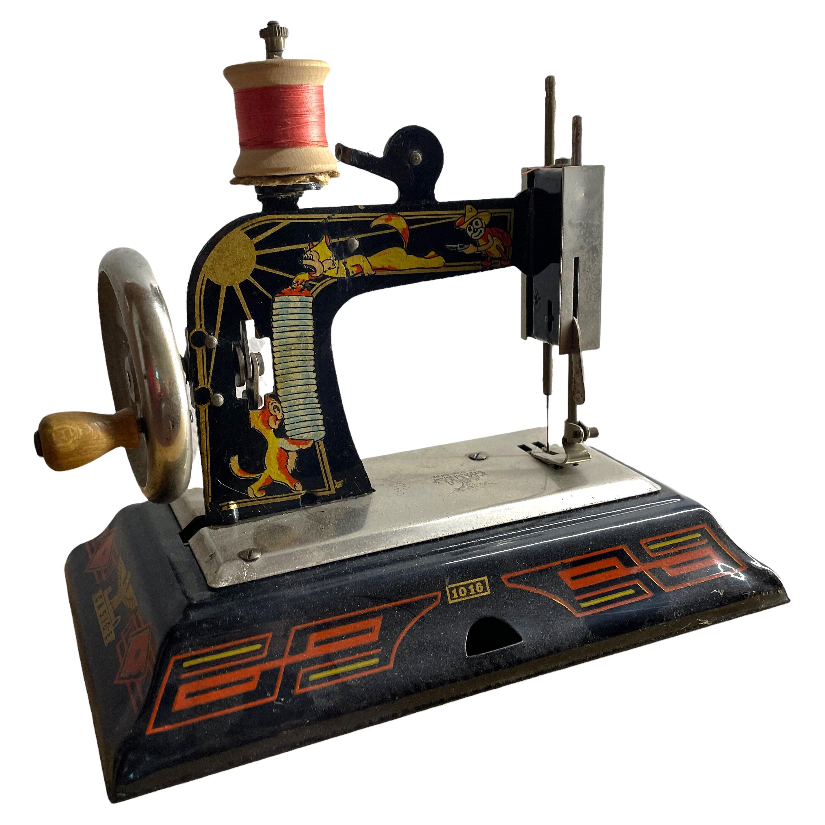 Magnifique jouet à couture machine pour enfants avec chat ours Motive de Carl Sieper Allemagne en vente