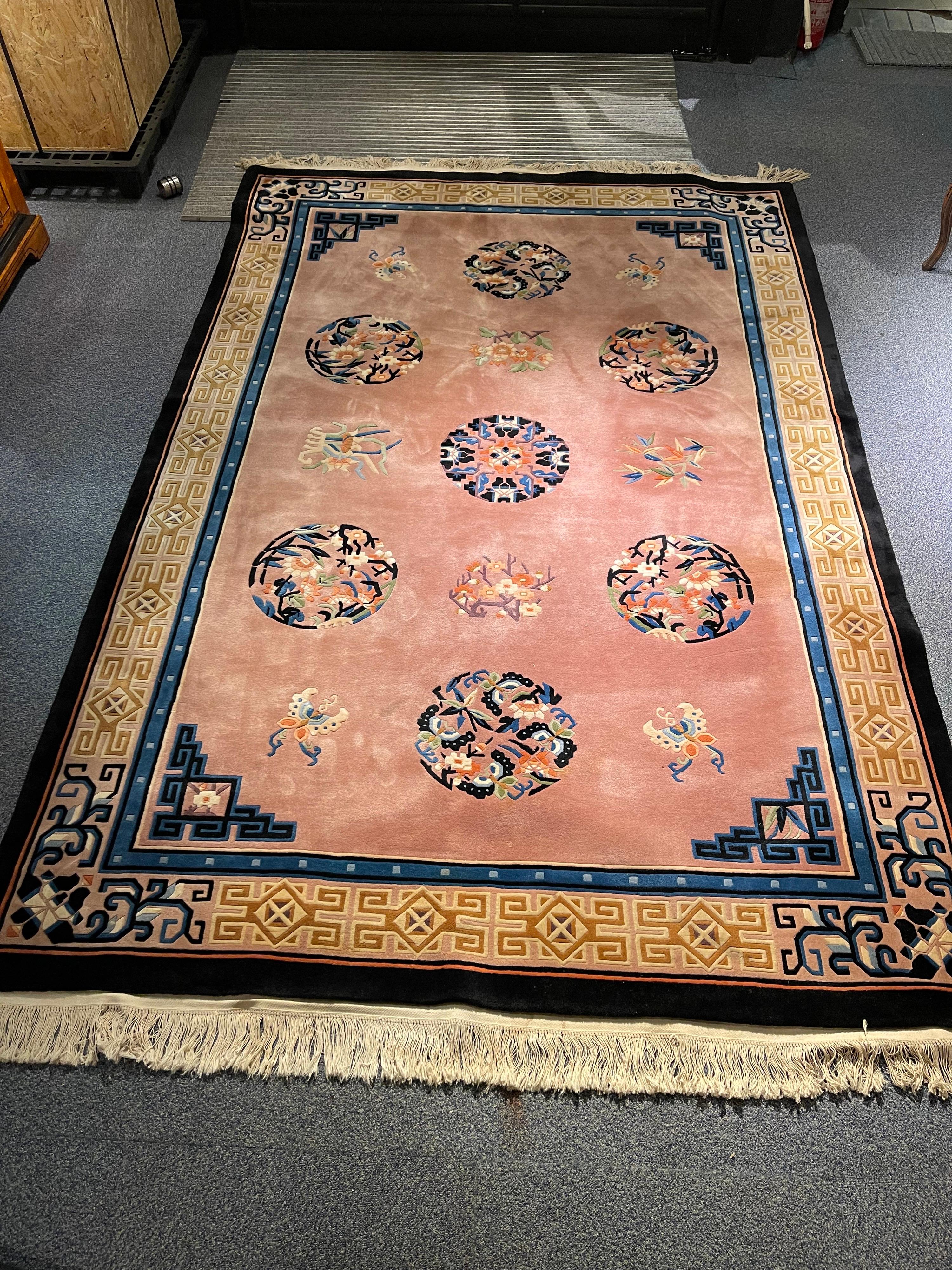 Schöner China/Asien-Salon-Teppich. Ende des 20. Jahrhunderts

Äußerst hochwertiger Asia-Teppich, fein geknüpft und aus gefärbter Korkwolle.

Geschmeidige Korkwolle von hervorragender Qualität.
Die Hintergrundfarbe ist ein lachsfarbener