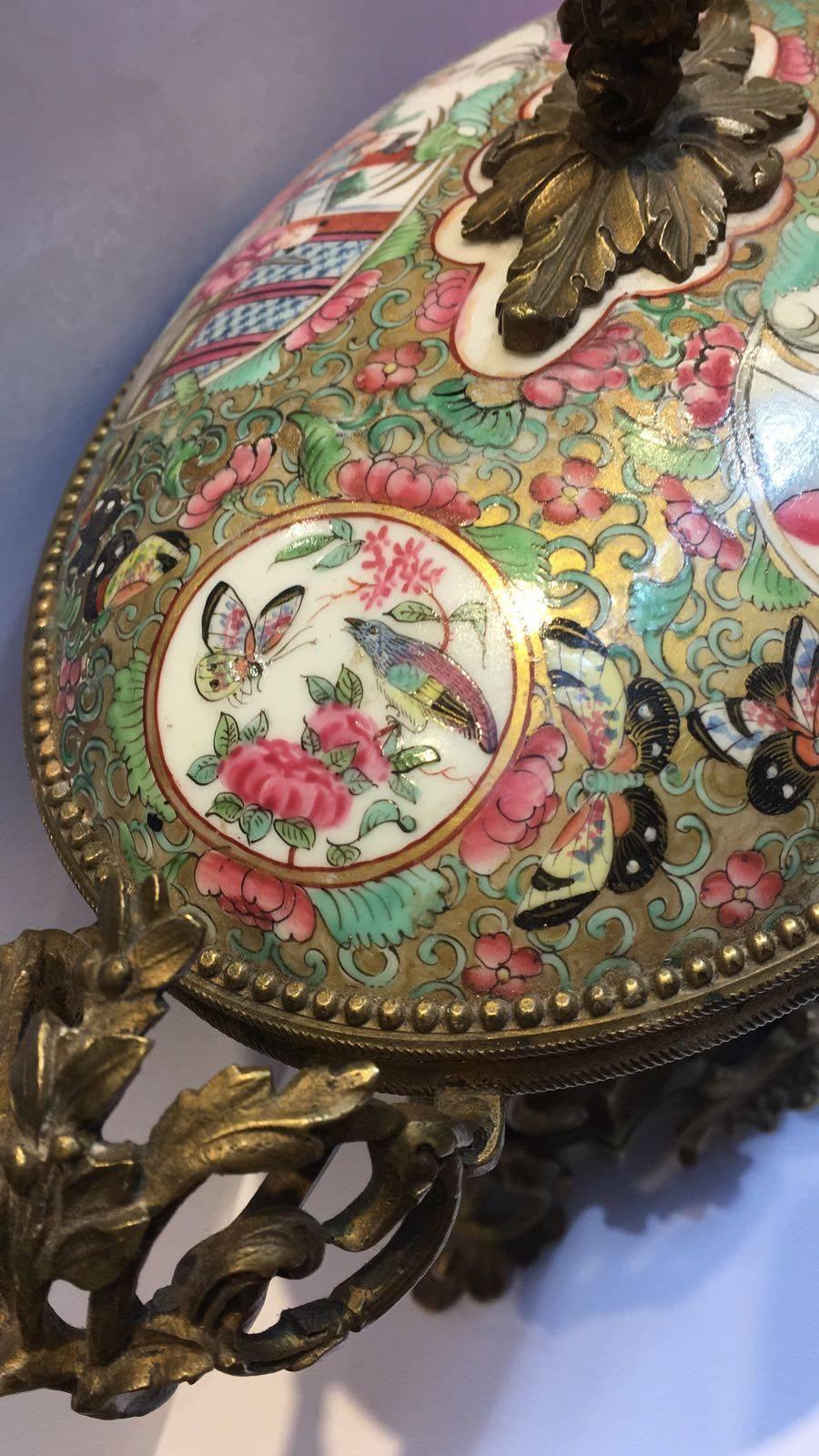 Enameled Beautiful Chinese 19th Century Canton For Sale